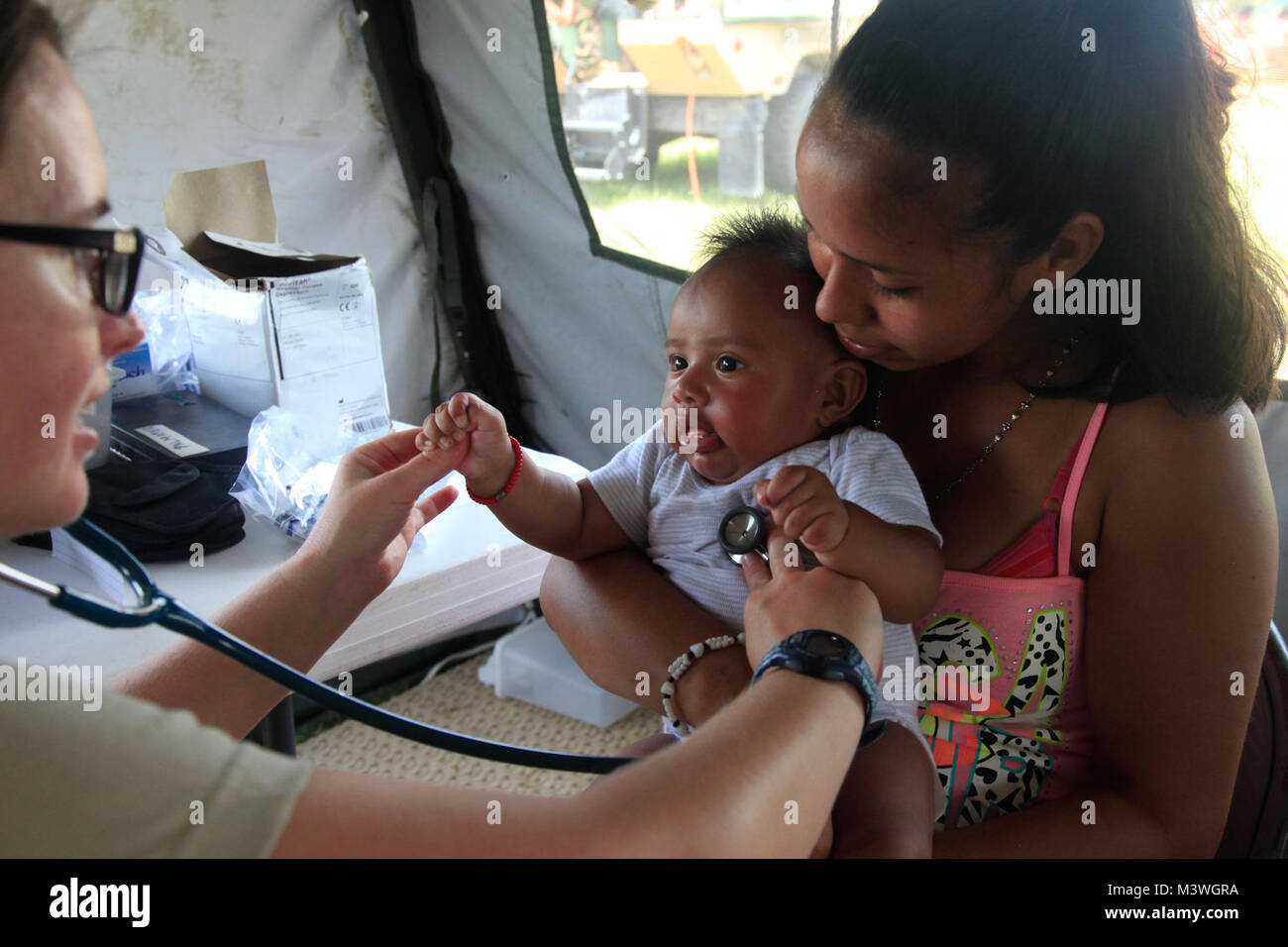 Stati Uniti Air Force Il Mag. Crystal Palmatier, un pediatra con la 96Assistenza Medica gruppo da Eglin Air Force Base in Florida, i controlli del cuore di un paziente battere ad una preparazione medica evento in Dangriga, Belize, 22 maggio 2017. Questo è il terzo e ultimo evento medico previsto per oltre l'orizzonte 2017, U.S. Comando sud-sponsorizzato, esercito sud-led esercizio progettata per fornire aiuti umanitari e i servizi di ingegneria per le comunità nel bisogno, dimostrando il supporto degli Stati Uniti per il Belize. (U.S. Esercito foto di Spc. Kelson Brooks) (rilasciato) 170522-A-JL160-005 da ussouthcom Foto Stock