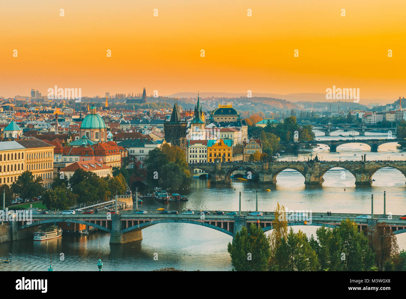 Praga, Repubblica Ceca. Sera Cityscape in tempo al tramonto. Il Vecchio Ponte Manes, Ponte Carlo a Praga, Repubblica Ceca. Foto Stock
