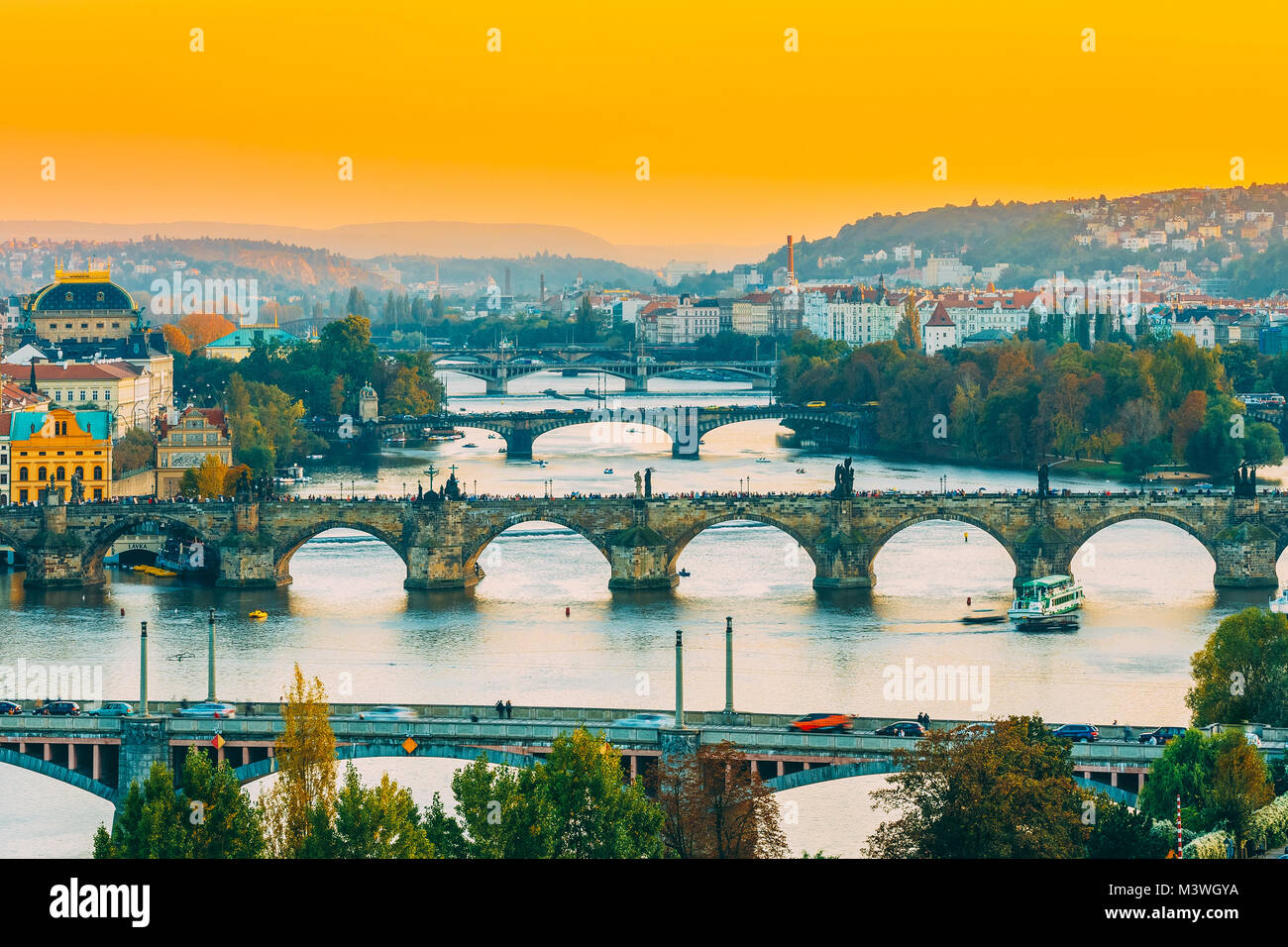 Praga, Repubblica Ceca. Sera Cityscape in tempo al tramonto. Il Vecchio Ponte Manes, Ponte Carlo a Praga, Repubblica Ceca. Foto Stock