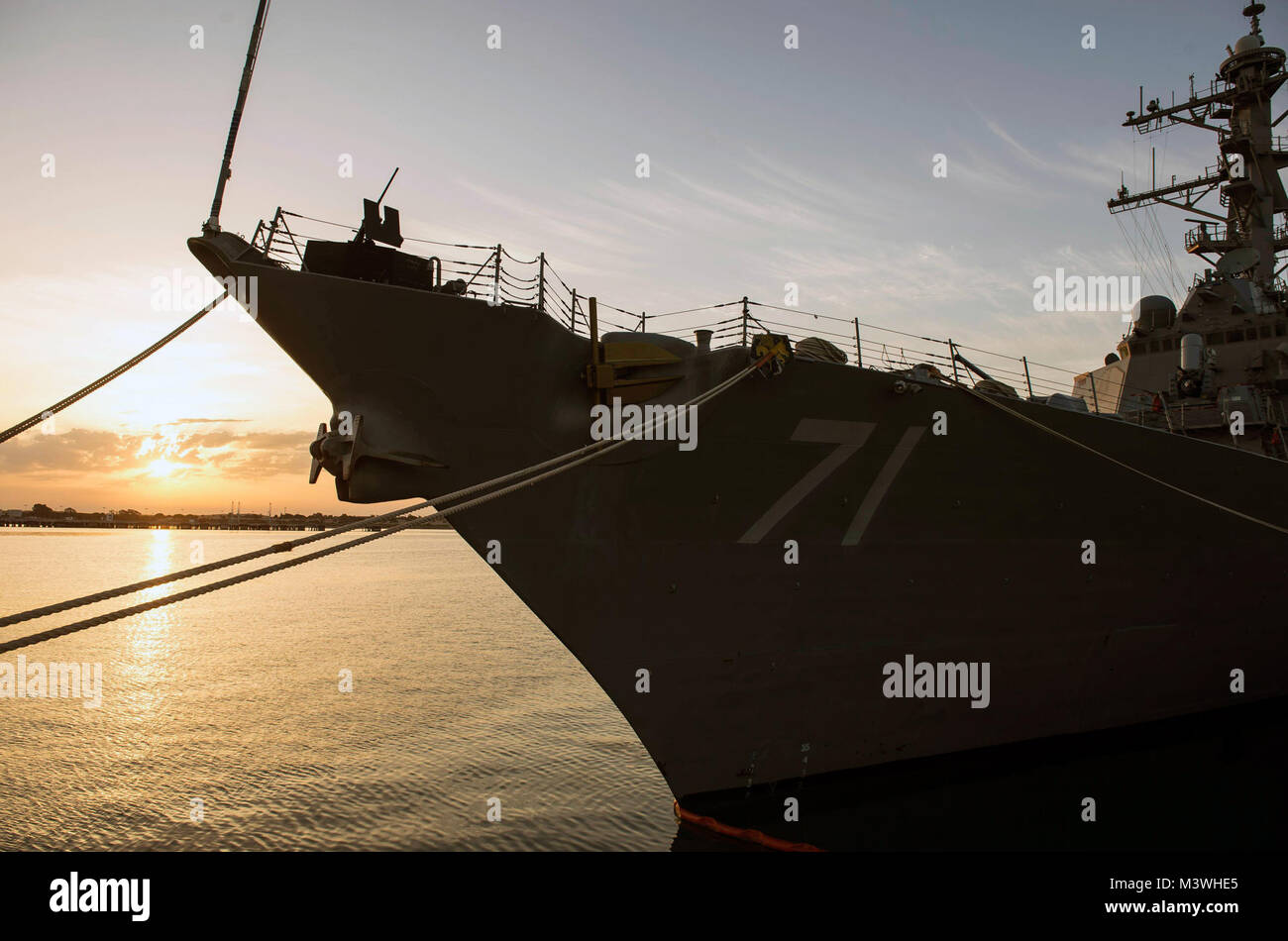 170603-N-FQ994-010 Naval Station Rota, Spagna (giugno 3, 2017) Il Arleigh Burke-class guidato-missile destroyer USS Ross (DDG 71) è ormeggiata presso la stazione navale di Rota, Spagna. Ross, distribuita a Rota, sta conducendo operazioni navali negli Stati Uniti Sesta flotta area di operazioni a sostegno degli Stati Uniti per gli interessi di sicurezza nazionali in Europa e in Africa. (U.S. Foto di Marina di Massa lo specialista di comunicazione di terza classe Robert S. Prezzo/RILASCIATO) 170603-N-FQ994-010 dal curatore di fotografia Foto Stock