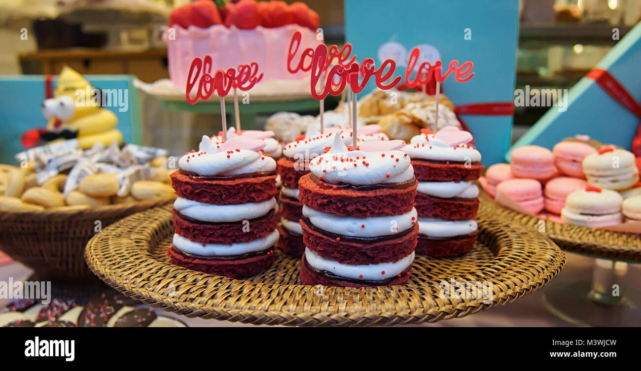 Il giorno di San Valentino torte con lettere di amore Foto Stock