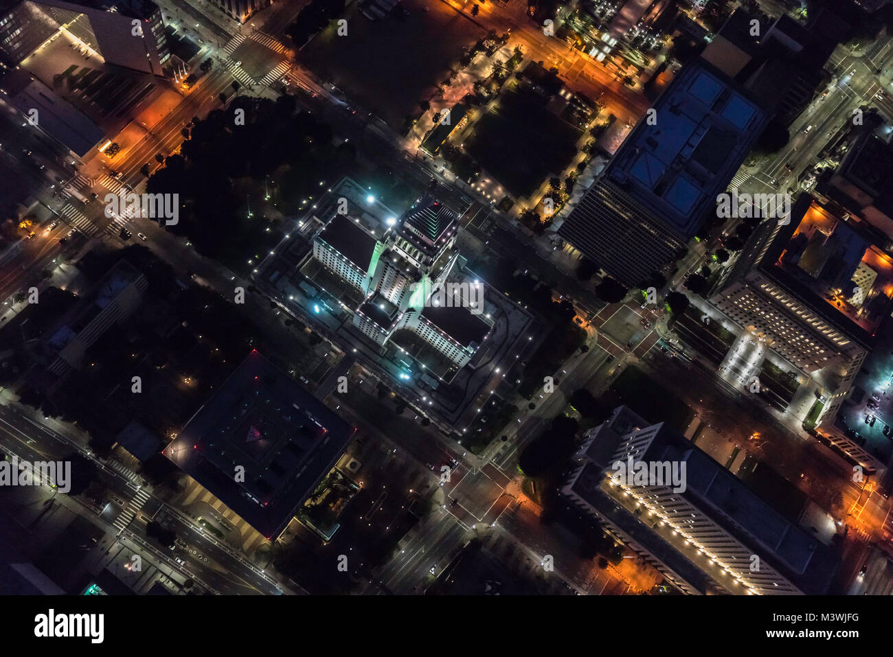Notte Vista aerea di Los Angeles City Hall e il centro cittadino di civic center edifici nella California Meridionale. Foto Stock