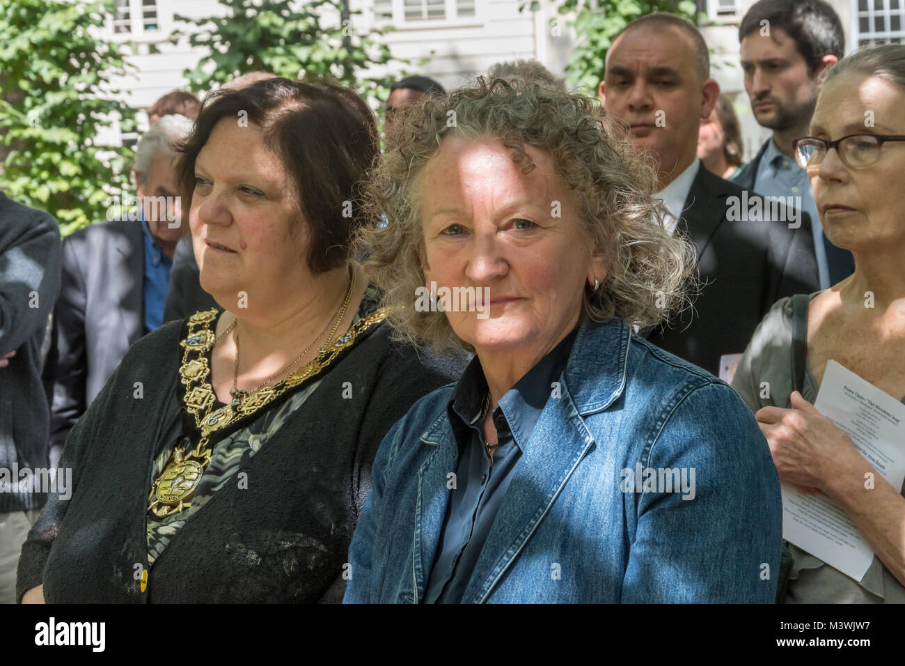 Sindaco di Camden Cllr Larraine Revah e la baronessa Jenny Jones di ascoltare come Jeremy Corbyn parla alla commemorazione annuale della caduta della bomba atomica su Hiroshima in Tavistock Square. Foto Stock