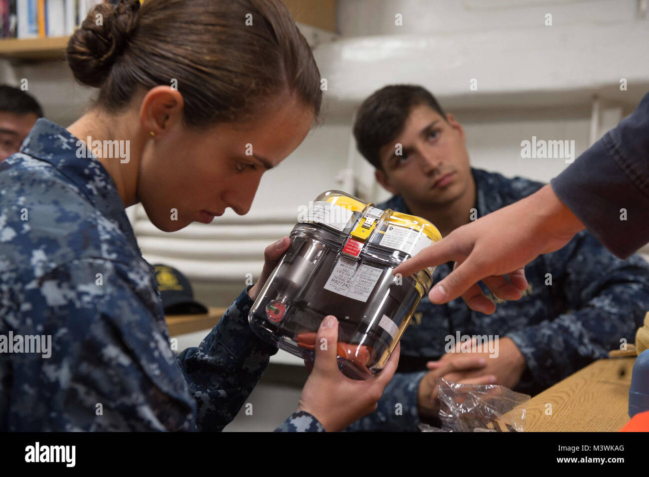 170708-N-FQ994-179 Mare di Norvegia (Luglio 8, 2017) il guardiamarina 1a classe Lauren Schrock, DA PARTE DEGLI STATI UNITI Accademia navale, è istruito su come utilizzare una respirazione di emergenza dispositivo durante un estate indottrinamento di crociera a bordo della Arleigh Burke-class guidato-missile destroyer USS Ross (DDG 71). Ross è distribuita a Rota, Spagna, conducendo operazioni navali negli Stati Uniti Sesta flotta area di operazioni a sostegno degli Stati Uniti per gli interessi di sicurezza nazionali in Europa e in Africa. (U.S. Foto di Marina di Massa lo specialista di comunicazione di terza classe Robert S. Prezzo/RILASCIATO) 170708-N-FQ994-179 dal curatore di fotografia Foto Stock