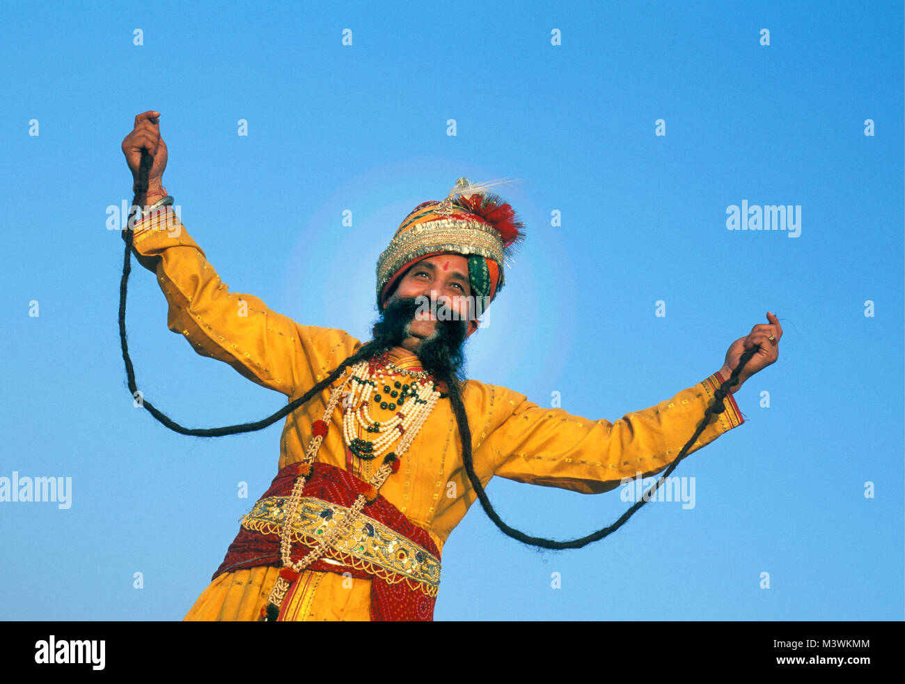 India. Il Rajasthan. Jaipur. L'uomo denominato Ram cantare Chauhan con uno dei mondi più grandi baffi. 7,8 metri di lunghezza. Ritratto. Foto Stock