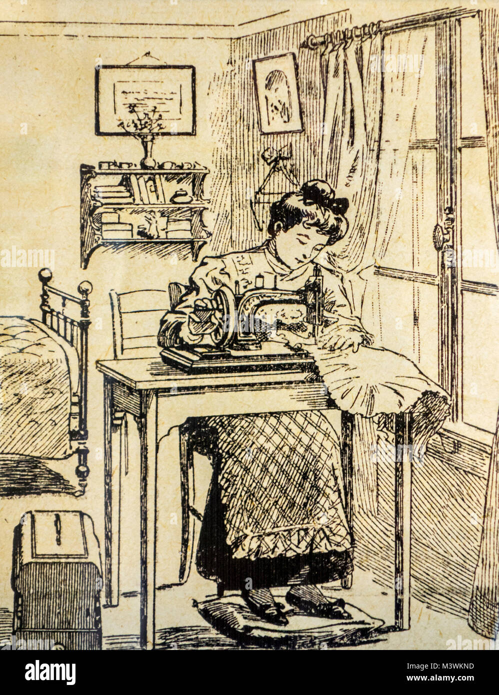 Disegno che mostra la donna a casa con cucitura a mano interno alimentato macchina da cucire con la manovella del XIX / inizio xx secolo Foto Stock