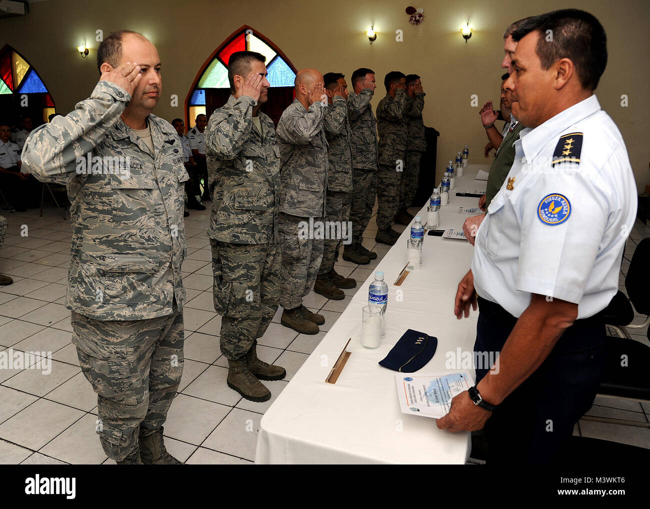 Membri della mobilità 571st supporto squadrone consultivo salute degli Stati Uniti e dell'Honduras Air force senior leaders durante la cerimonia di chiusura, Tegucigalpa, Honduras, Feb. 23. Il MSAS missione supporta xii Air Force (Air forze sud) ha continuato impegni negli Stati Uniti Comando Sud area di responsabilità dell America Latina e dei Caraibi. (U.S. Air Force foto di Tech. Sgt. Lesley Waters) 120223-F-JF875-083 da ussouthcom Foto Stock