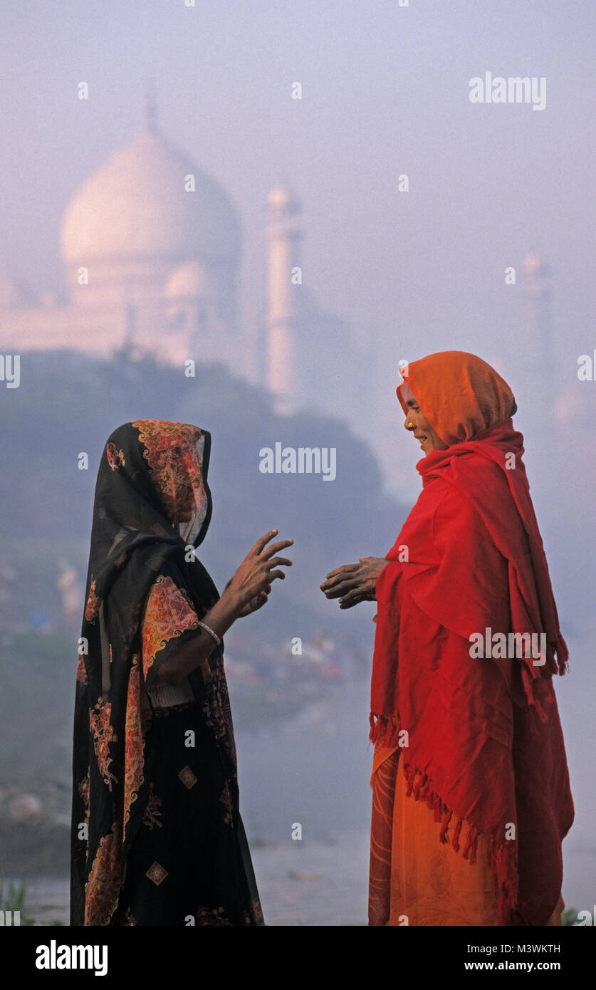 India. Agra.Taj Mahal. Mausoleo. Islamica architettura di Mughal. Le donne. Ritratto. Unesco World Heritage Site. Foto Stock