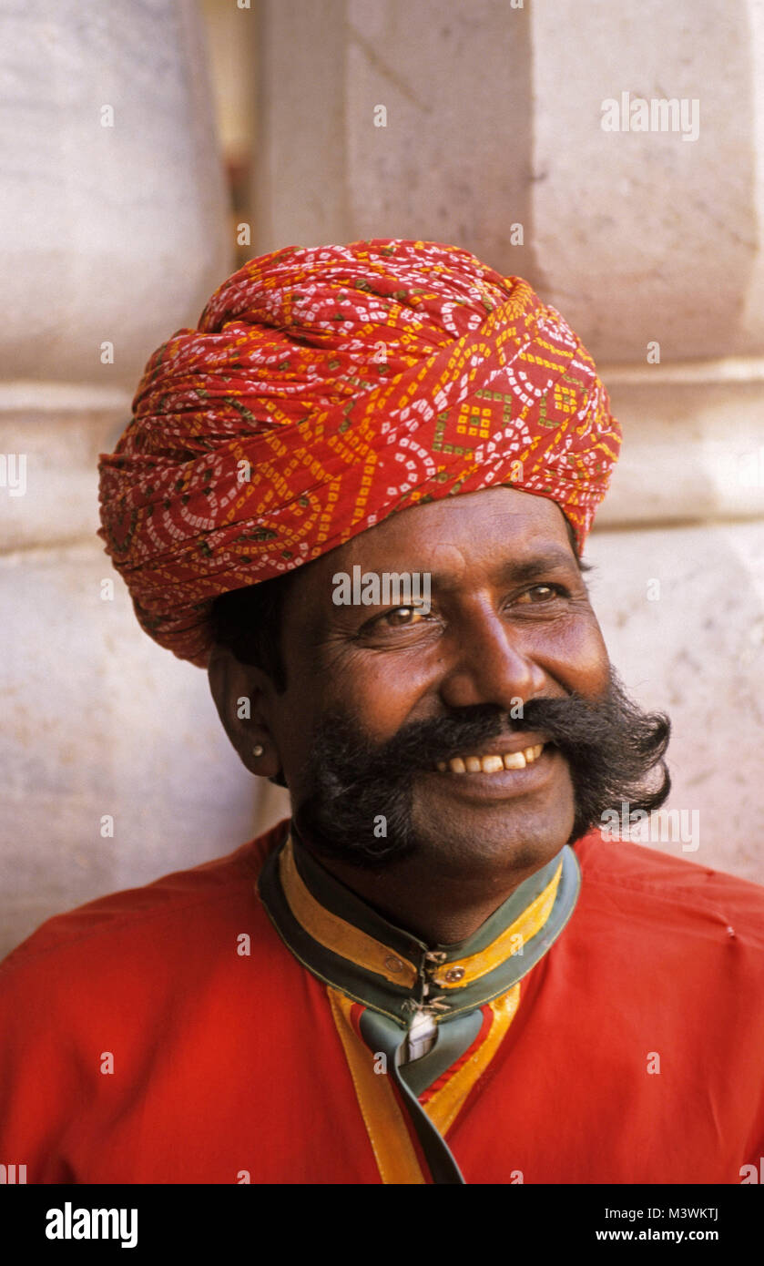 India. Jaipur. Il Rajasthan. Sorridente uomo indiano indossando turbante. Ritratto. Foto Stock