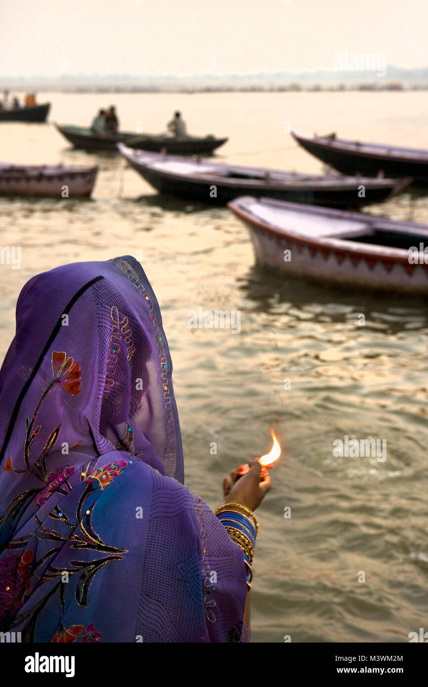 India, Varanasi, Ganga river, Ghats. Pellegrini indù donna adorante dal fiume Gange Foto Stock
