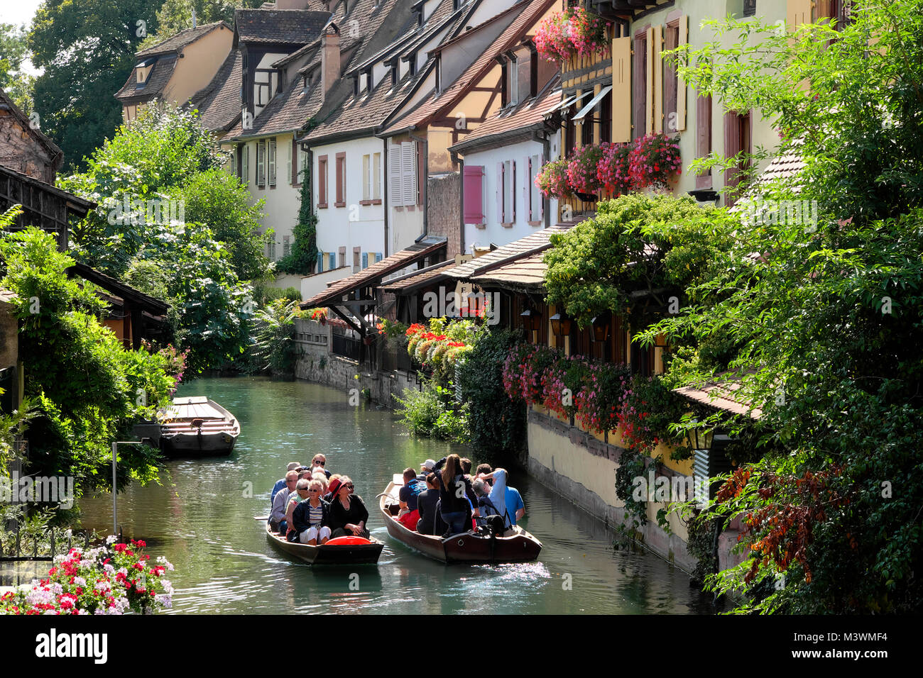 I turisti in barca sul fiume sul viaggio turistico, Petite Venise / Little Venice, Colmar, Alsazia, Francia Foto Stock