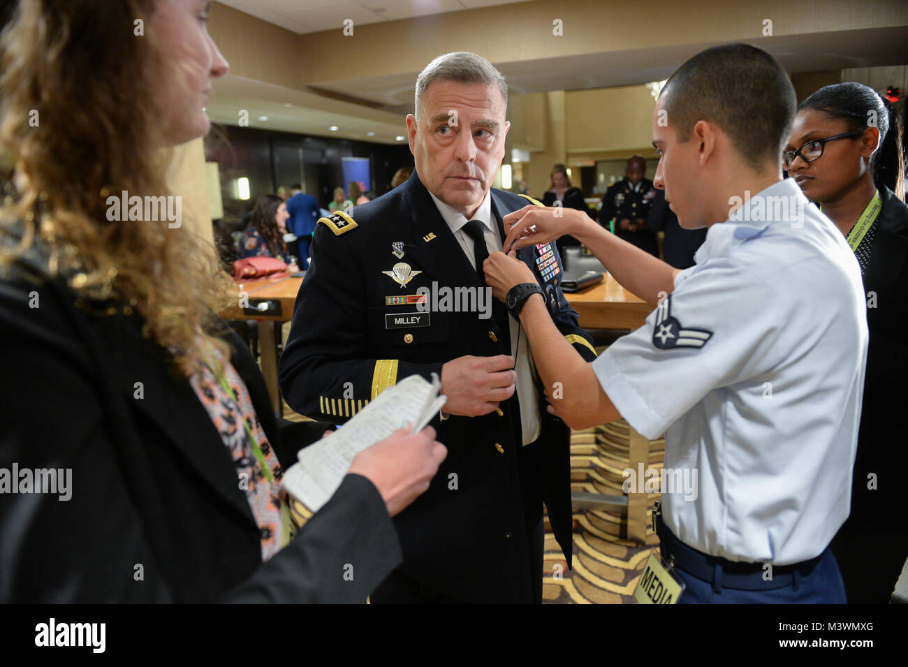 Difesa media attività (DMA) emittente, Airman 1. Classe Jose Gonzalez preps gen. Mark A. Milley, 39th capo del personale, Esercito degli Stati Uniti, per intervista da parte del Dipartimento della Difesa di attività di educazione (DODEA) Cub Reporters, Laura Limone (sinistra) e Mary Elizabeth Ingram (a destra), sia anziani da Quantico Medio/Alta scuola presso il Marine Corps base Quantico, Virginia, durante il militare Bambini Educazione Coalition (MCEC) XIX nazionale annuale seminario di formazione presso il Renaissance Washington DC hotel del centro cittadino. Difesa attività multimediali (DMA) Social Media personale supervisionato gli studenti durante tutto il giorno. Foto Stock