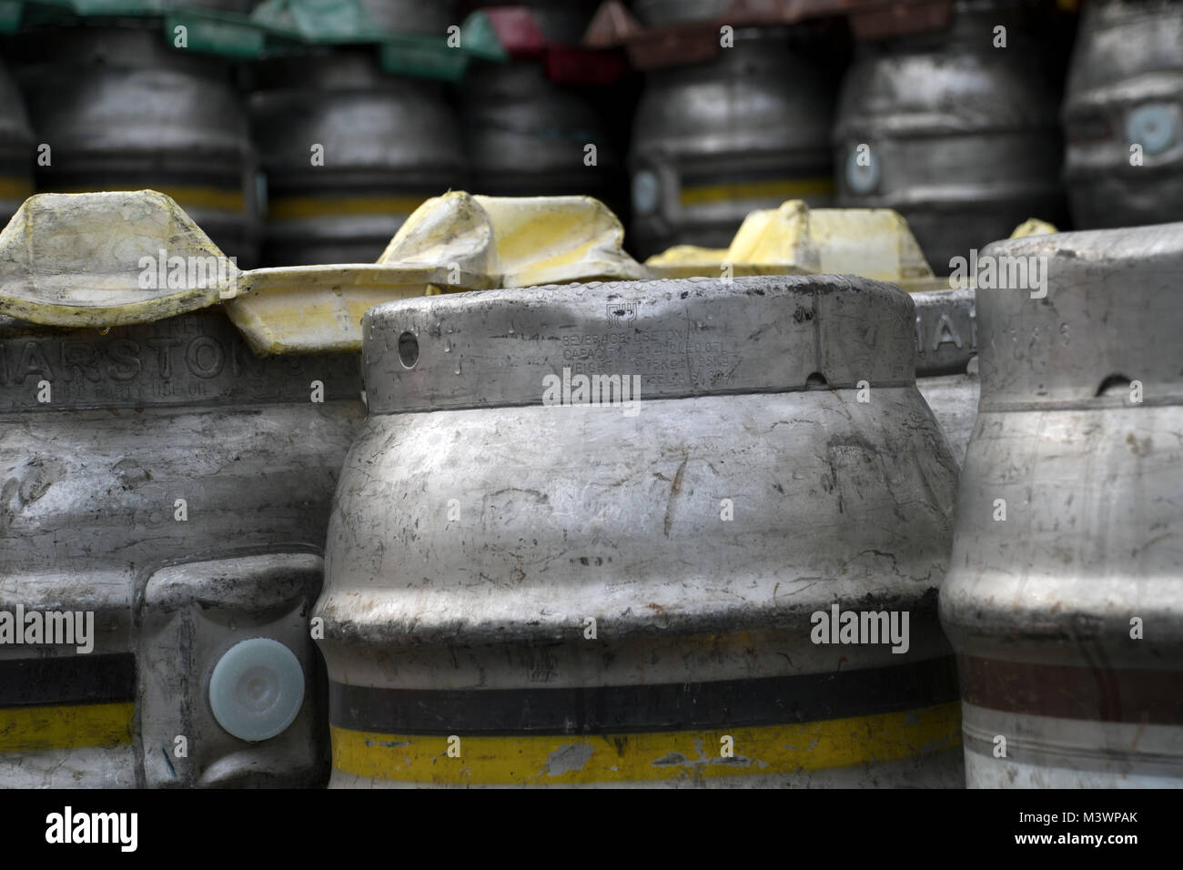 Metallo accatastate barili di birra in una birreria locale Foto Stock