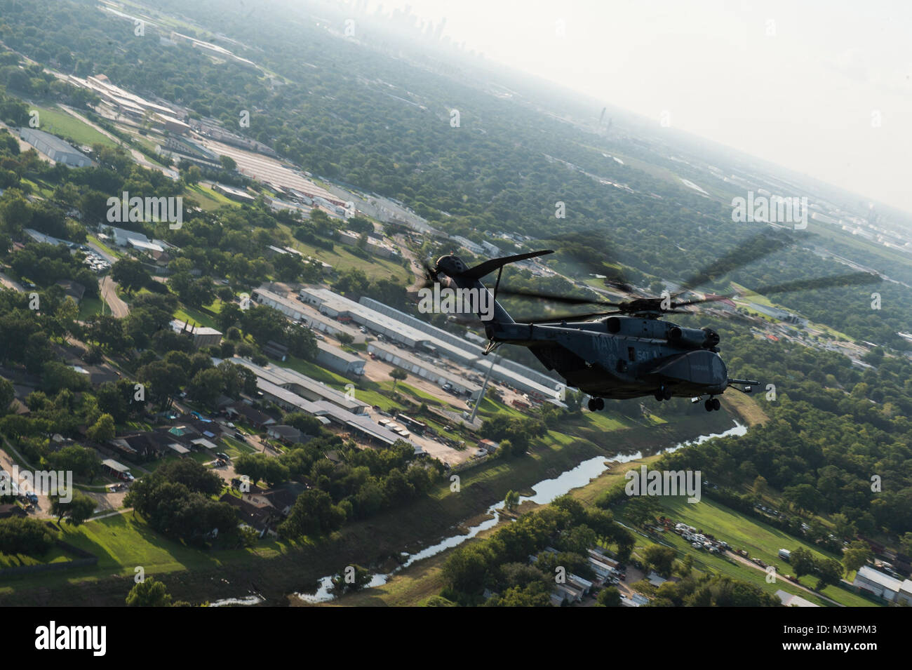 170831-F-KA253-0576 HOUSTON (Agosto 31, 2017) un MH-53E mare Dragon assegnato alla miniera di elicottero contromisure Squadron (HM) 14, vola sopra aree inondate di Houston, Texas, 31 Agosto, 2017, durante una missione per la fornitura di cibo e di acqua. Uragano Harvey formata nel Golfo del Messico e reso approdo nel sud-est della Texas, portando a registrare le inondazioni e distruzione per la regione. I militari Usa attività supportate FEMA nonché delle autorità statali e locali di salvataggio e di soccorso. (U.S. Air Force foto di Tech. Sgt. Larry E. Reid Jr./RILASCIATO) 170831-F-KA253-0576 dal curatore di fotografia Foto Stock