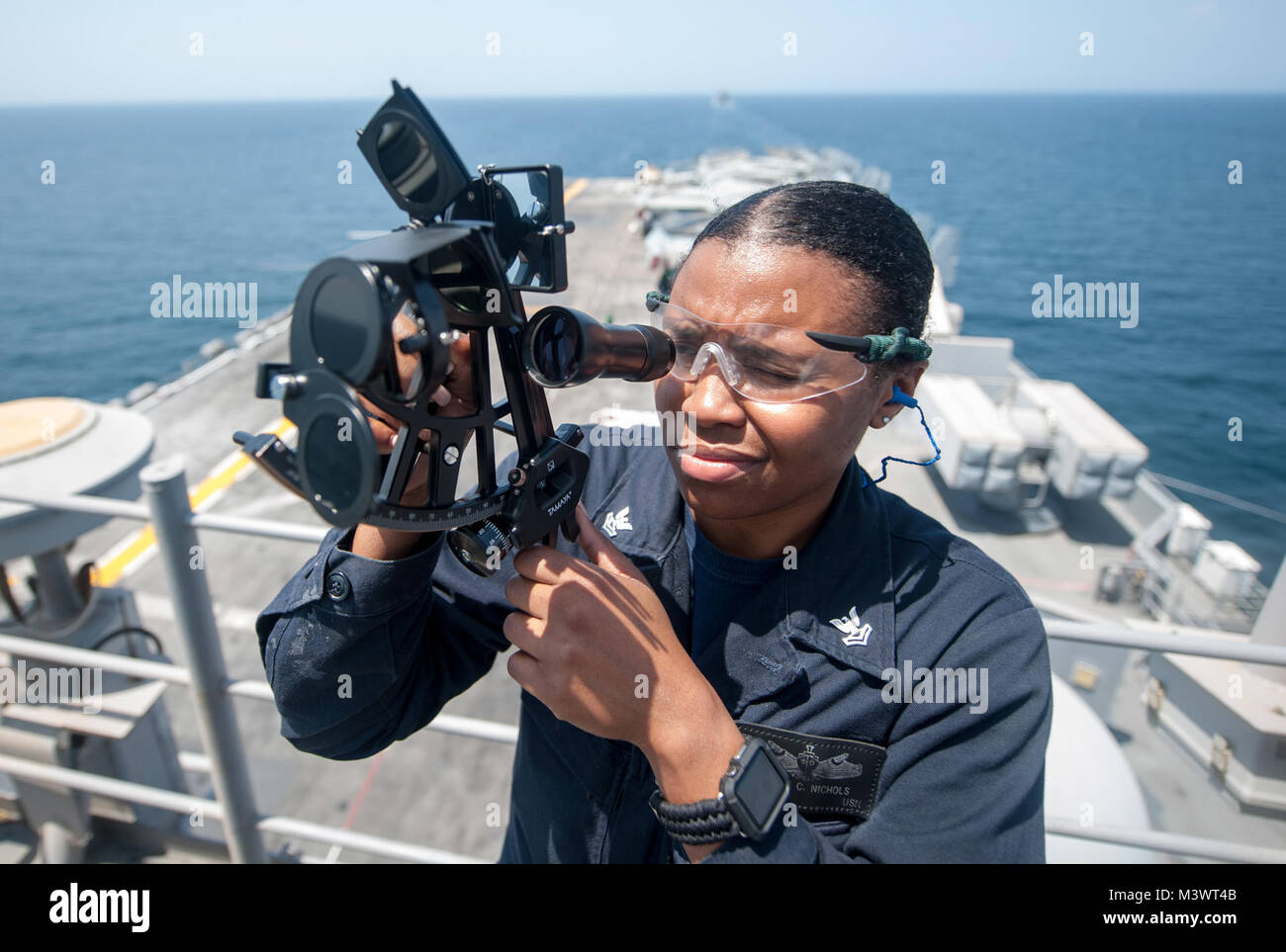 171001-N-ZS023-020 Bab el Mandeb stretto (ott. 1, 2017) Quartermaster 2a classe Taylor Nichols, assegnato all'assalto anfibio nave USS America (LHA 6), utilizza un sexton sul meteo ponte a tracciare la nave di corso durante un transito attraverso il Bab El Mandeb stretto. L'America è il prodotto di punta della sua pronta anfibio gruppo, che viene distribuito negli Stati Uniti Quinta Flotta area di operazioni a sostegno della sicurezza marittima operazioni per rassicurare gli alleati e partner e preservare la libertà di navigazione e il libero flusso di commercio nella regione. (U.S. Foto di Marina di Massa Specialista comunicazione marinaio va Foto Stock