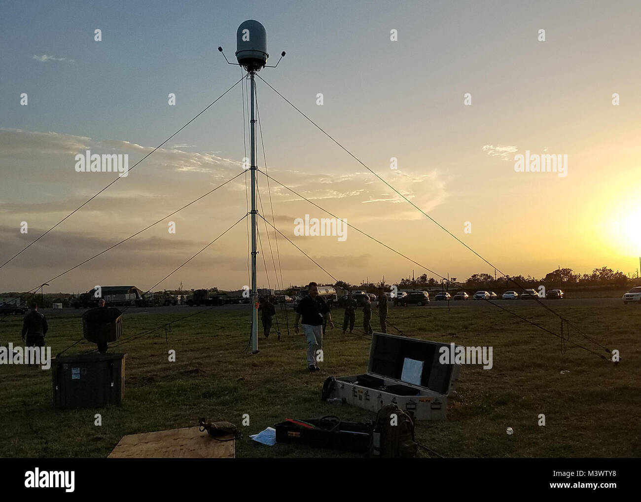 171024-N-TN557-006 AGUADILLA, Puerto Rico (ott. 24, 2017) Il Mobile meteorologici Facility (sostituzione) di prossima generazione (METMF(R) NEXGEN) il radar meteo sta completamente assemblato. La combinazione tra i civili e i militari dal team del programma Executive Office Comando, Controllo, Comunicazioni, Computer e intelligenza (PEO C4I) e lo spazio e la guerra navale Systems Center (CSD) pacifico distribuito a Puerto Rico da ott. 19-30 a sostegno del meteo gli sforzi di monitoraggio in tutto il paese dopo le devastazioni del ciclone Maria. (U.S. Navy foto di Alba Stankus/RILASCIATO) 171024-N-TN557-006 da Pho Foto Stock