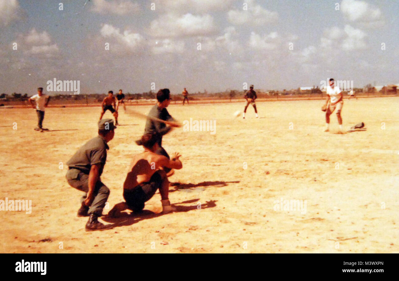 428-GX-K-64813: Quang Tri Base di combattimento, Repubblica del Vietnam. La Seabees di U.S. Naval Mobile Battaglione di costruzione di undici prendere tempo fuori dalla loro costruzione dazi a giocare una partita di baseball. Fotografata da BU2 C.E. Noriega, Novembre 25, 1968. Ufficiale DEGLI STATI UNITI Fotografia della marina militare, ora nelle collezioni di archivi nazionali. (2017/12/13). Fotografato da una piccola scheda di riferimento. 428-GX-K-64813 25166519838 o Foto Stock