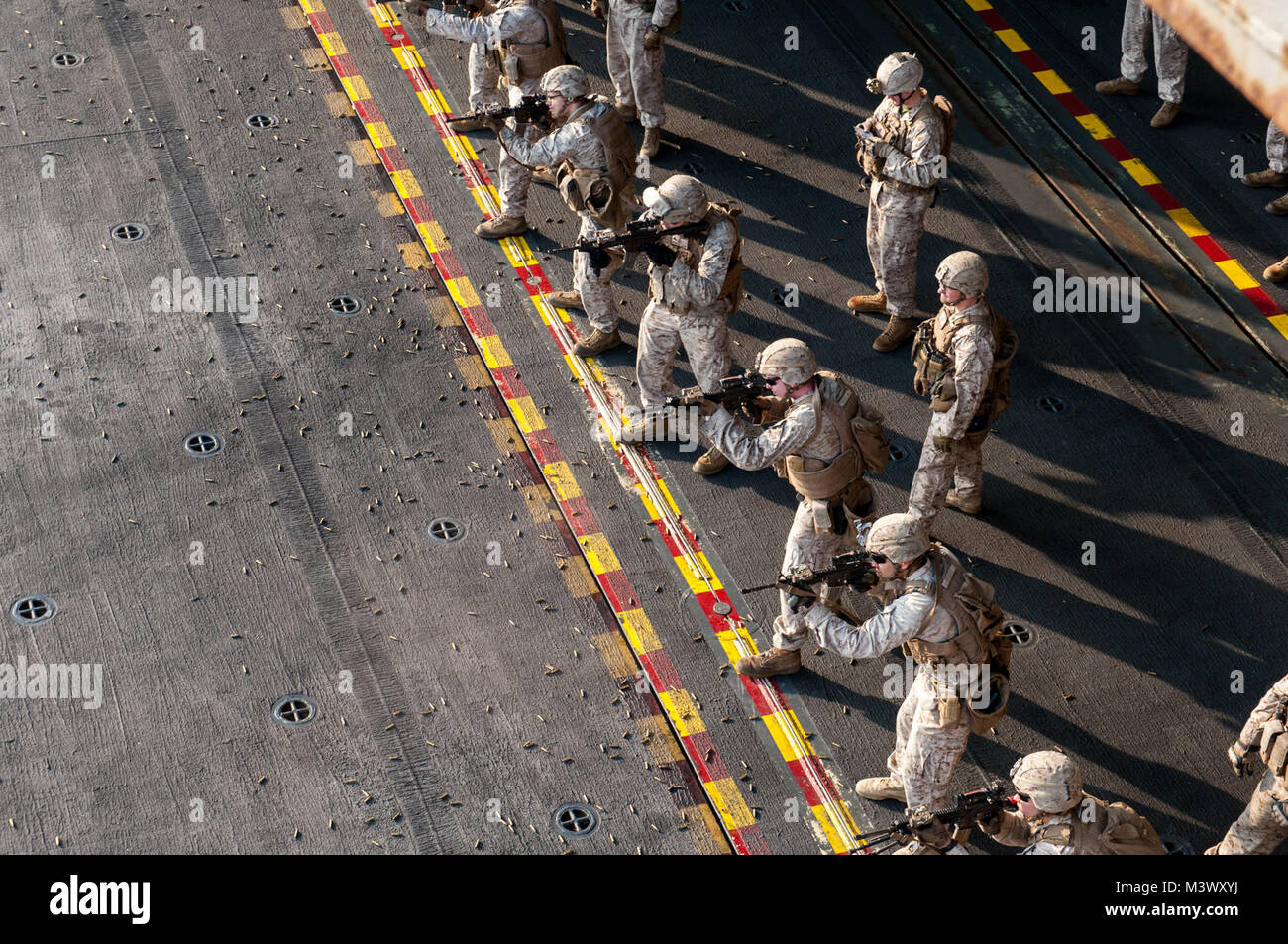 171215-N-ZS023-029 5TH FLOTTA AREA DI OPERAZIONI (dec. n. 15, 2017) Marines assegnato al XV Marine Expeditionary Unit 915th MEU) a bordo di un assalto anfibio nave USS America (LHA 6) partecipano in un live fire esercitare sulla porta ascensore. L'America è l'ammiraglia per l'America anfibio gruppo pronto e, con l'avviato xv MEU, è distribuito negli Stati Uniti Quinta Flotta area di operazioni a sostegno della sicurezza marittima operazioni per rassicurare gli alleati e partner e preservare la libertà di navigazione e il libero flusso di commercio nella regione. (U.S. Navy foto di comunicazione di massa Specialis Foto Stock