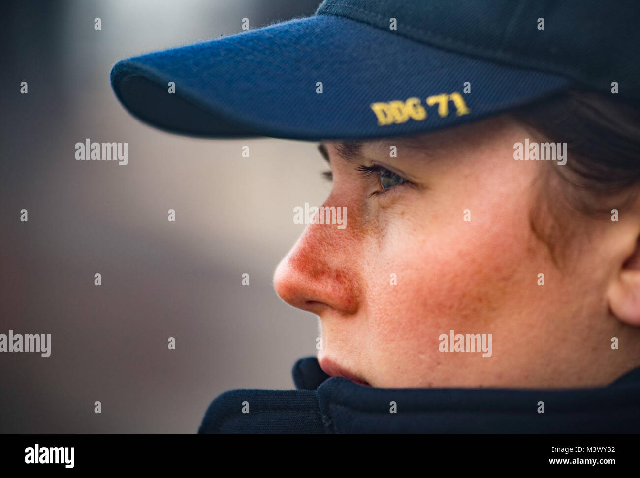 180108-N-RG482-258 Naval Station Rota, Spagna (GEN. 8, 2018) Cryptologic tecnico (Raccolta) 2a classe Jennifer Connelly mans le rotaie a bordo del Arleigh Burke-class guidato-missile destroyer USS Ross (DDG 71) come la nave prende il via da Rota, Spagna. Ross, distribuita a Rota, Spagna, è sulla sua sesta patrol NEGLI STATI UNITI Sesta flotta area di operazioni a sostegno degli enti regionali alleati e partner negli Stati Uniti e gli interessi di sicurezza nazionali in Europa. (U.S. Foto di Marina di Massa lo specialista di comunicazione 1a classe Kyle Steckler/RILASCIATO) 180108-N-RG482-258 38965716654 o Foto Stock