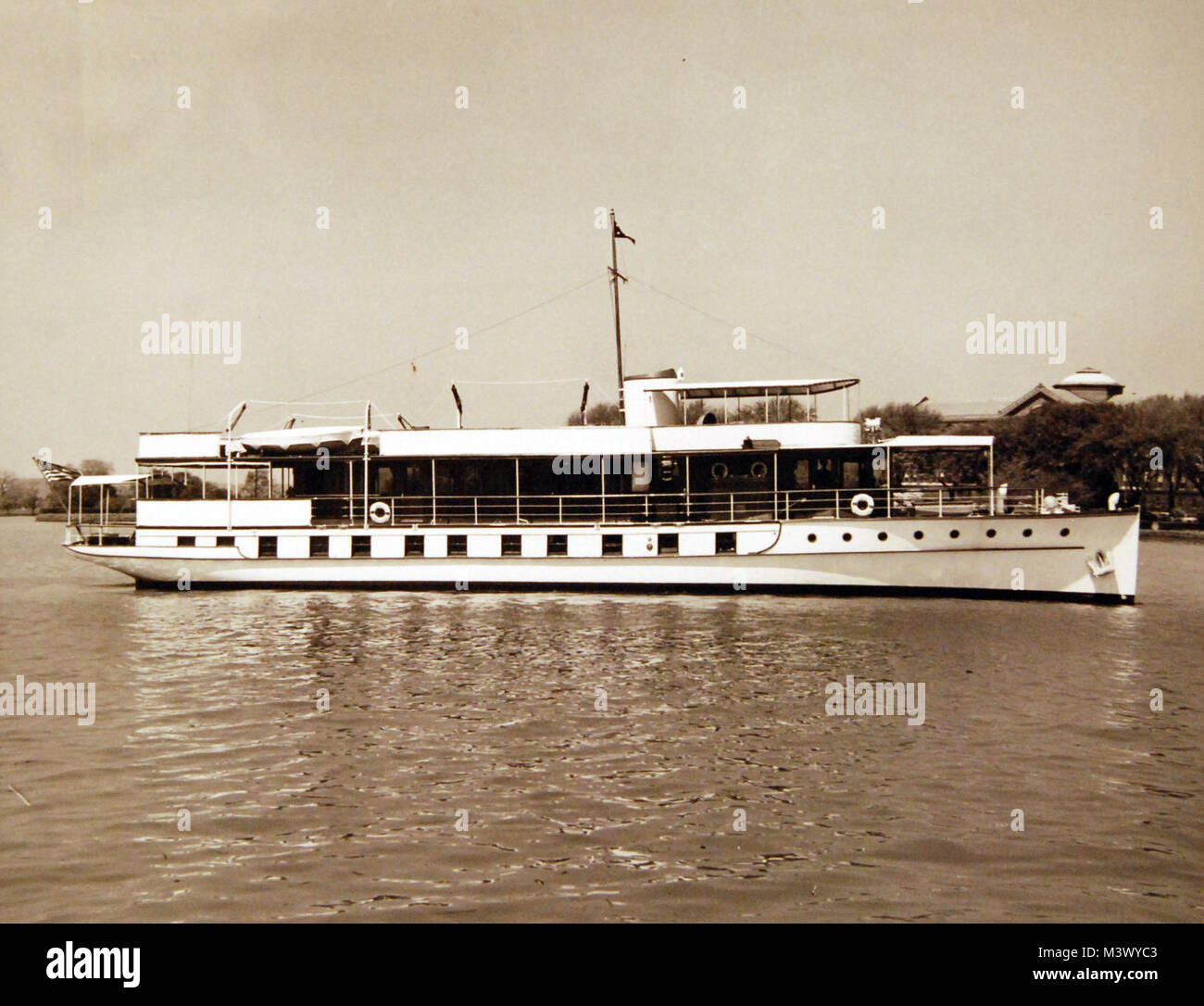 80-G-427978: USS Sequoia, Segretario della marina yacht, nel fiume Anacostia off dock. Fotografata da PHGC J.E. Robbins, aprile 1951. Ufficiale DEGLI STATI UNITI Fotografia della marina militare, ora nelle collezioni di archivi nazionali. (2018/01/10). 80-G_-427978 25746504048_o Foto Stock