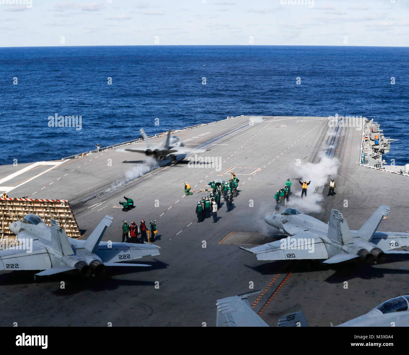 180131-N-EN275-144 OCEANO ATLANTICO (GEN. 31, 2018) marinai lanciare un F/A-18F Super Hornet assegnato al "gladiatori" di Strike Fighter Squadron (VFA) 106 dal ponte di volo dell'Nimitz-classe carrier USS Abraham Lincoln (CVN 72). (U.S. Foto di Marina di Massa lo specialista di comunicazione di terza classe Jacob Smith/RILASCIATO) 180131-N-EN275-144 dalla Base Navale di Kitsap (NBK) Foto Stock