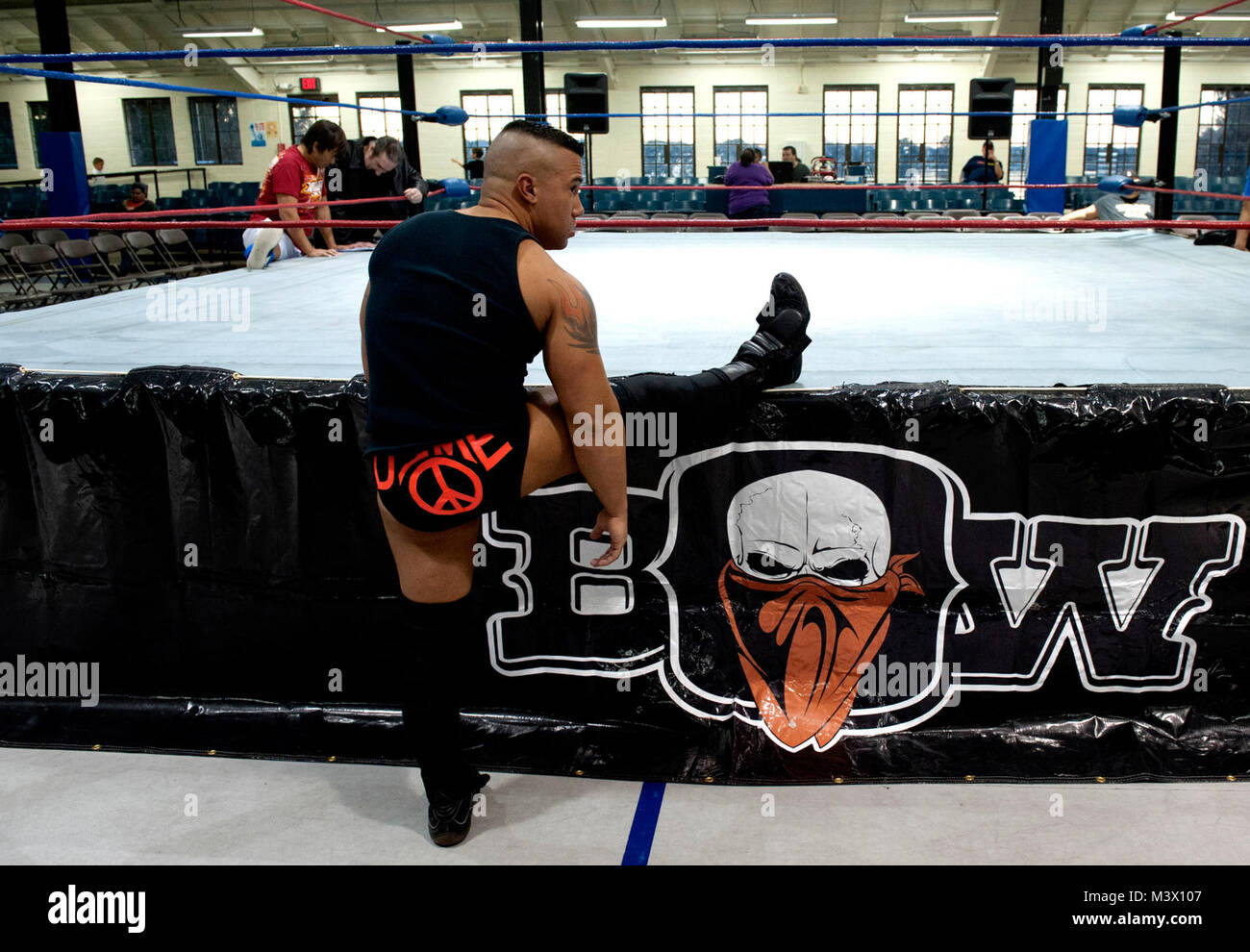 Il personale Sgt. Anthony Valentin si allunga per evitare lesioni prima della sua partita a San Antonio. Valentin, chi è un educato e professionale Air Force combat controllore di operazioni di giorno si trasforma in lo scellerato "Brooklyn Finest dell' AJ estati durante le sue corrispondenze di wrestling. A lui piace essere un cattivo ragazzo perché è il totale di fronte alla sua natura. (U.S. Air Force foto/Val Gempis) 121020-F-TR874-008 da AirmanMagazine Foto Stock