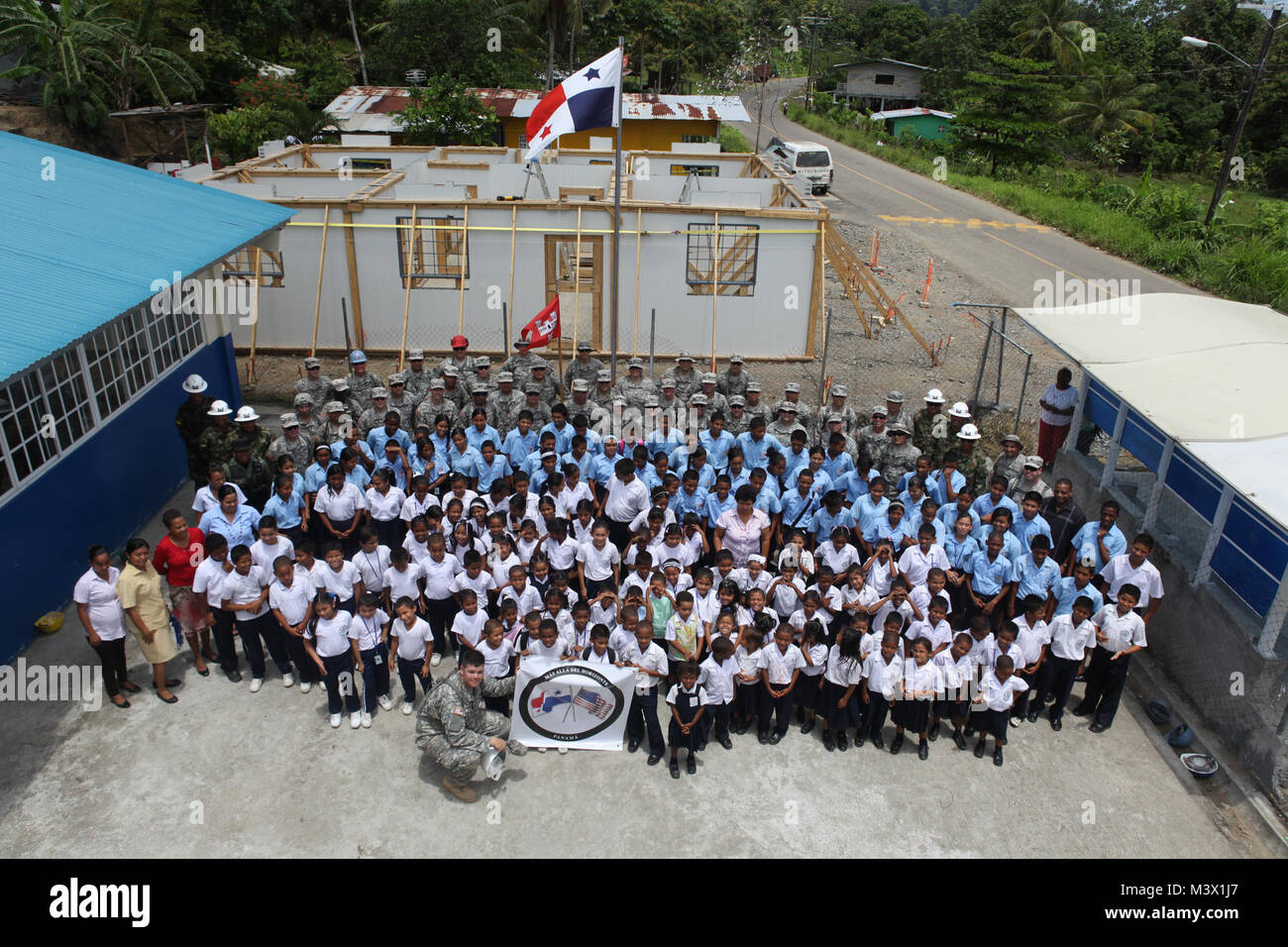 Un gruppo di Stati Uniti I soldati dell esercito assegnato al combattimento 302nd ingegnere società e un gruppo di combattimento colombiana ingegneri posano per una foto di gruppo con un gruppo di bambini delle scuole e i loro insegnanti presso la scuola di Achiote, Colon, Panama, 1 maggio 2013. Al di là dell'orizzonte 2013. Panama è un esercizio sponsorizzato da U.S. Comando sud nella cooperazione tra gli Stati Uniti e la nazione ospitante a promuovere un forte rapporto di lavoro e per mostrare il supporto degli Stati Uniti e di impegno per il paese di Panama. (U.S. Esercito foto di Sgt. Austin Berner/ Rilasciato) 130501-A-BZ540-068 da ussouthcom Foto Stock