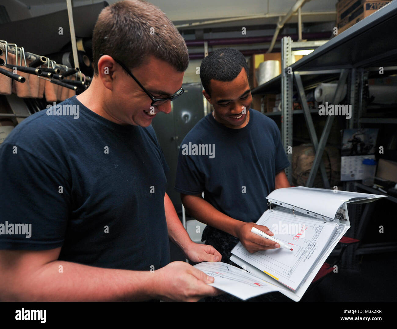 Golfo di Oman (Luglio 31, 2013) - marinaio apprendista Donald E. Brown, sinistra, di Ringgold, Ga., va oltre un vano check-off elenco a poppa nostromi locker a bordo della portaerei USS Nimitz CVN (68) con l'assistenza del marinaio Charles Hancock di Huber Heights, Ohio. Nimitz Strike gruppo è distribuito negli Stati Uniti Quinta Flotta area di responsabilità condurre le operazioni di sicurezza marittima, teatro la cooperazione in materia di sicurezza gli sforzi e le missioni di sostegno per l'Operazione Enduring Freedom. (U.S. Foto di Marina di Massa lo specialista di comunicazione di terza classe Derek W. Volland/RILASCIATO) 31 luglio lotto 5 di 5 da USS Foto Stock