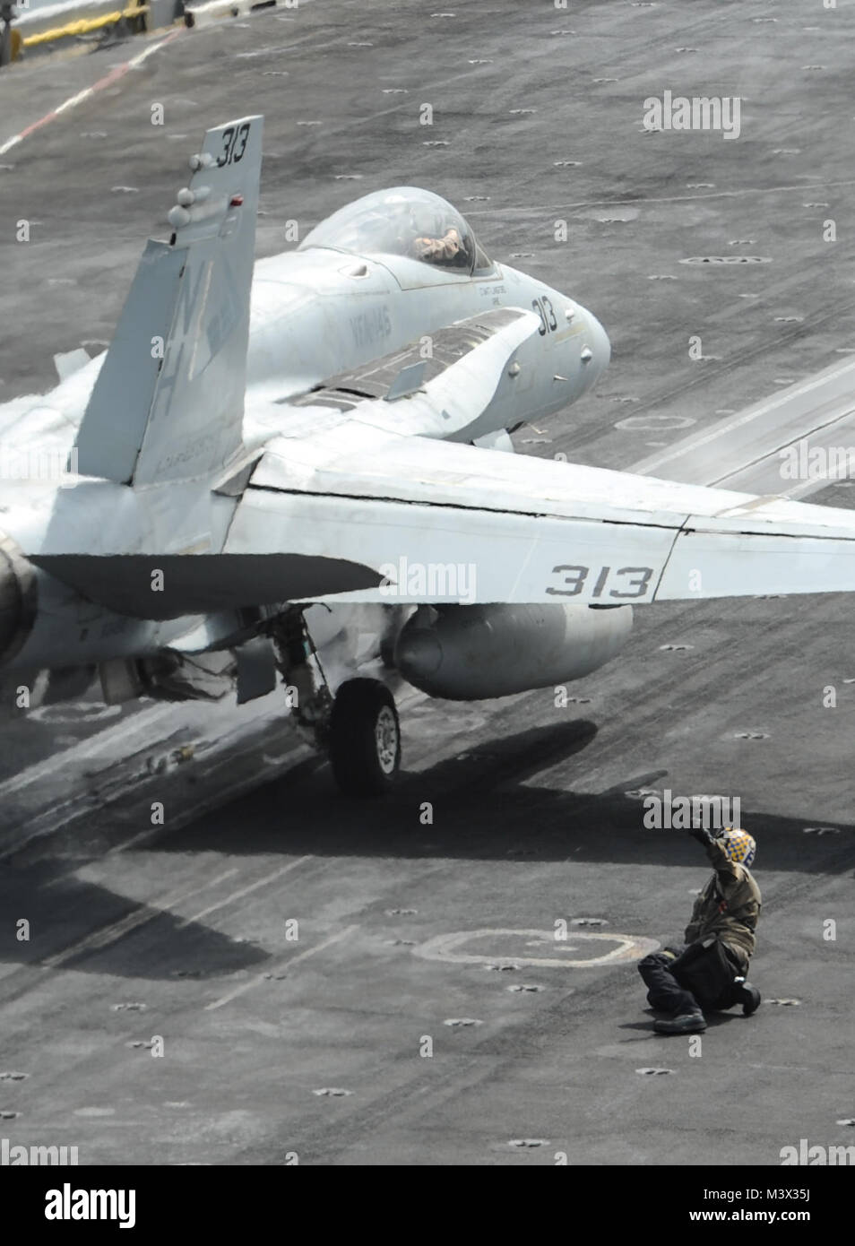 Mare Arabico (Agosto 30, 2013) Un F/A-18C Hornet assegnato al "i diamanti blu" di Strike Fighter Squadron (VFA) 146 si prepara a lanciare off il ponte di volo della portaerei USS Nimitz CVN (68). Nimitz Strike gruppo è distribuito negli Stati Uniti Quinta Flotta area di responsabilità condurre le operazioni di sicurezza marittima e di protezione del teatro gli sforzi di cooperazione. (U.S. Foto di Marina di Massa Specialista comunicazione marinaio apprendista Kelly M. Aghè/ Rilasciato) 30 agosto lotto 7 di 9 da USS NIMITZ CVN (68) Foto Stock