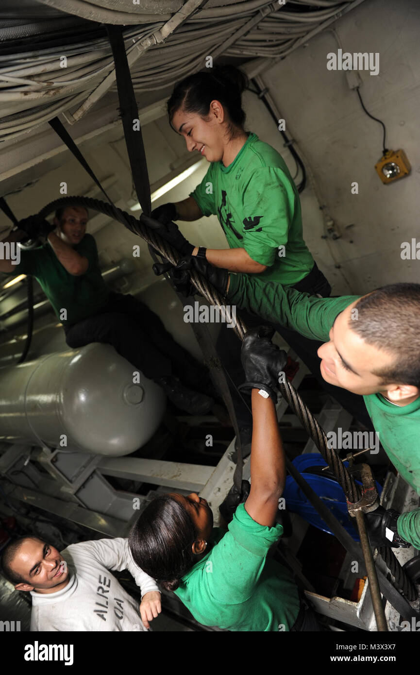 Stati Uniti 5TH FLOTTA AREA DI RESPONSABILITÀ (sett. 15, 2013) Aviation boatswain compagni (attrezzature) rimuovere un arresto cavo marcia a bordo della portaerei USS Nimitz CVN (68). Nimitz Strike gruppo è distribuito negli Stati Uniti Quinta Flotta area di responsabilità condurre le operazioni di sicurezza marittima e di protezione del teatro gli sforzi di cooperazione. (U.S. Foto di Marina di Massa lo specialista di comunicazione 2a classe Devin Wray/RILASCIATO) lotto 1 di 4 da USS NIMITZ CVN (68) Foto Stock