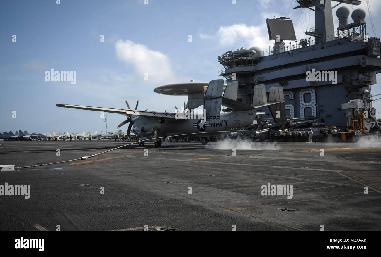 Sul mare del sud della Cina (nov. 22, 2013) E-2C Hawkeye, precedentemente assegnato alla "libertà campane" del Carrier Airborne Early Warning Squadron (VAW) 115, atterra sul ponte di volo della portaerei USS Nimitz CVN (68). Nimitz e George Washington gruppi strike eseguito un piano di swap tra VAW 117 e VAW 115. (U.S. Foto di Marina di Massa Specialista comunicazione marinaio Siobhana R. McEwen/RILASCIATO) 131122-N-MX772-489.JPG da USS NIMITZ CVN (68) Foto Stock