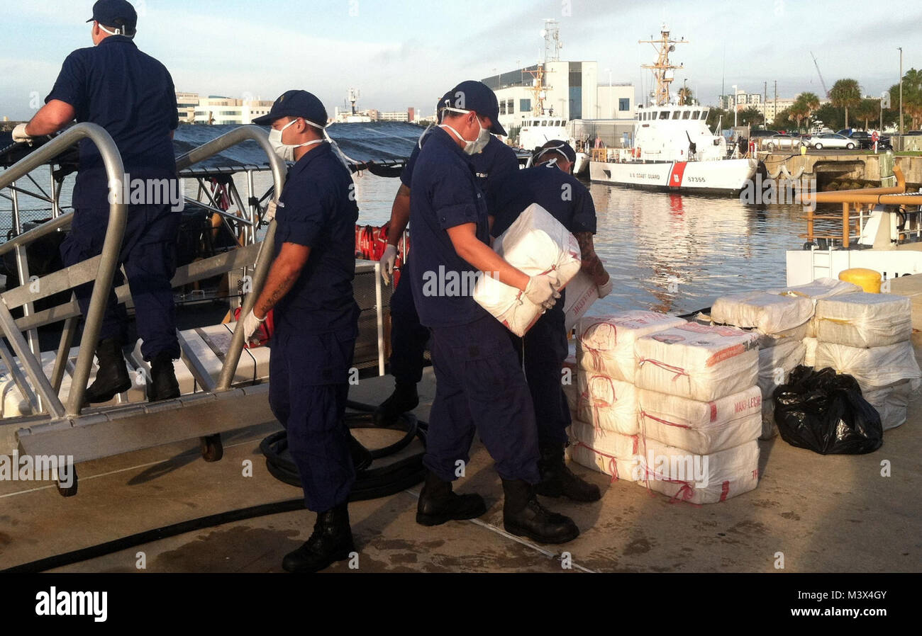 La guardia costiera offload equipaggi 24 balle di cocaina al Coast Guard Settore San Pietroburgo, Fla., Mercoledì, Dicembre 4, 2013. L'equipaggio del guardacoste Gallatin, un 378-piede alta endurance taglierina homported in Charleston S.C. e loro distribuito MH-65 Delfino elicottero equipaggio sequestrato più di 18 milioni di dollari in cocaina nel Golfo del Messico durante due casi distinti in novembre a sostegno del funzionamento Martillo. Stati Uniti Coast Guard foto di Sottufficiali di 2a classe di Michael De Nyse IMG 0650 da ussouthcom Foto Stock