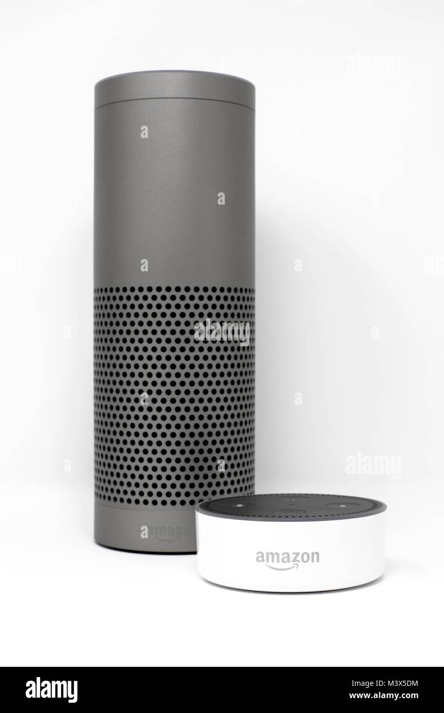 Amazon Eco Plus e Echo Dot smart casse di casa con un Alexa una voce  assistente controllato Foto stock - Alamy