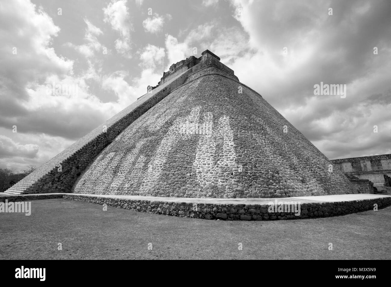 Piramide del mago a le rovine maya di Uxmal, un sito Patrimonio Mondiale dell'UNESCO, Yucatan, Messico Foto Stock