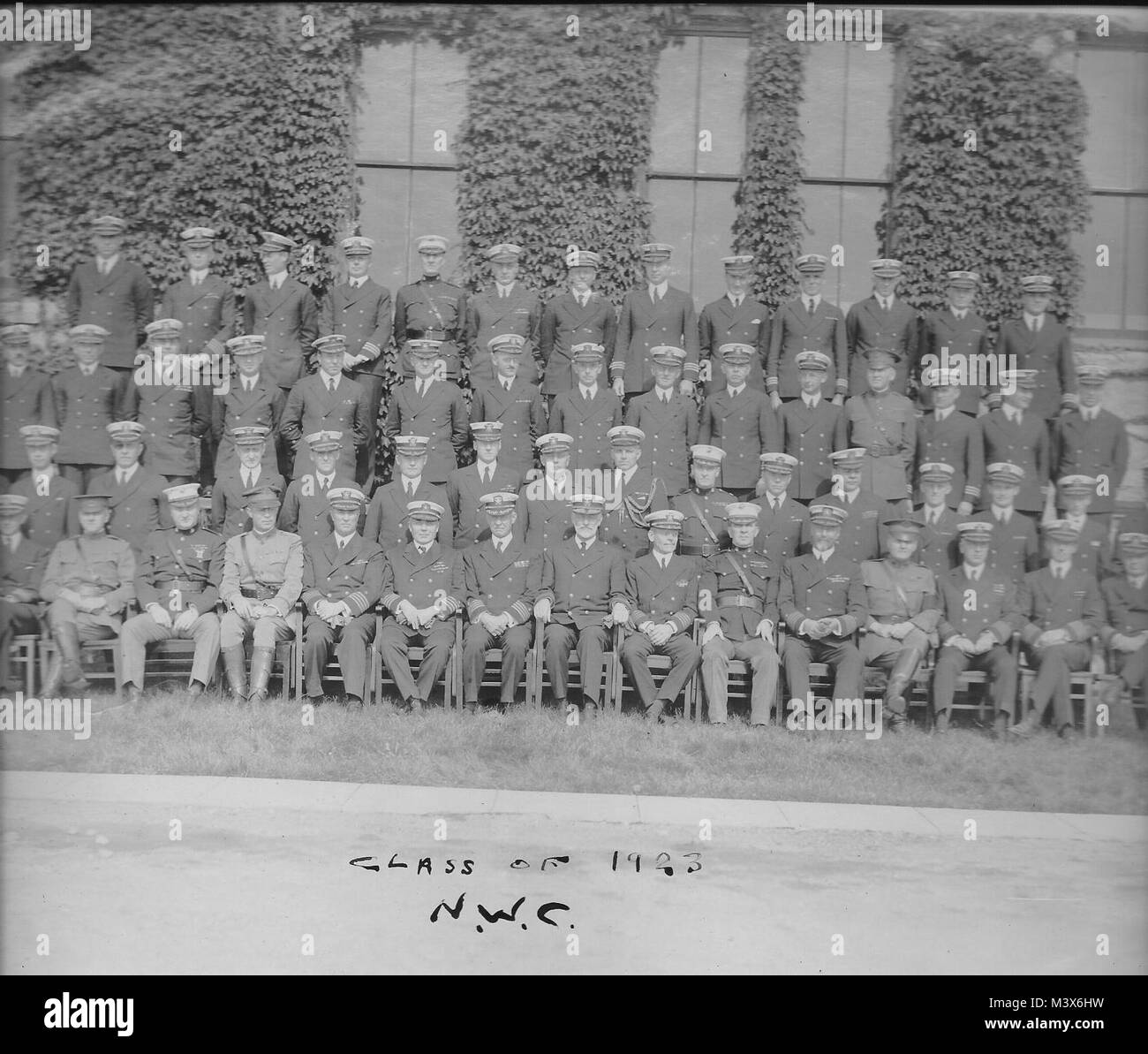 Chester Nimitz (riga superiore, centro) e l'università navale di guerra di classe 1923. Dalla collezione privata di Chet laici. 140213-N-ZZ999-035 da USS NIMITZ CVN (68) Foto Stock
