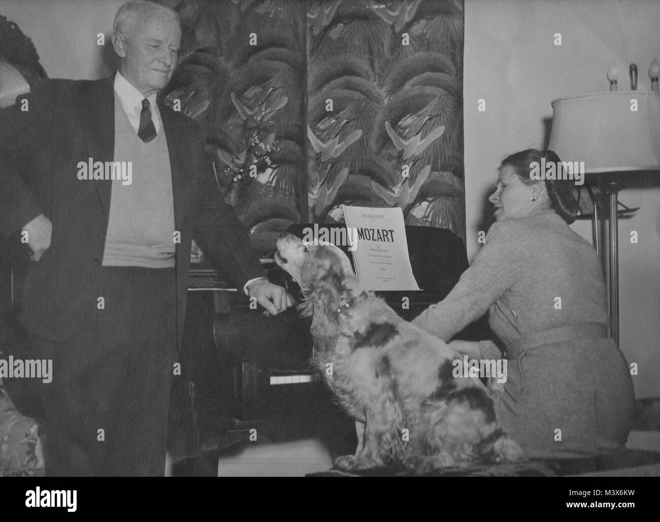 Chester Nimitz, cane lentiggini e la moglie Catherine. Durante la guerra, Catherine e lentiggini ha tenuto un concerto a Washington D.C. Un critico musicale con il Washington Post ha scritto un brutto articolo il giorno successivo affermando che le lentiggini solo perché ha cantato la musica ferire le sue orecchie. "Perché", Catherine ha scritto, "non è venuto per tutto il tragitto verso il basso dal terzo piano e poi saltare sul banco di pianoforte quando ho iniziato a giocare?" provenienti dalla collezione privata di Chet laici. 140213-N-ZZ999-085 da USS NIMITZ CVN (68) Foto Stock