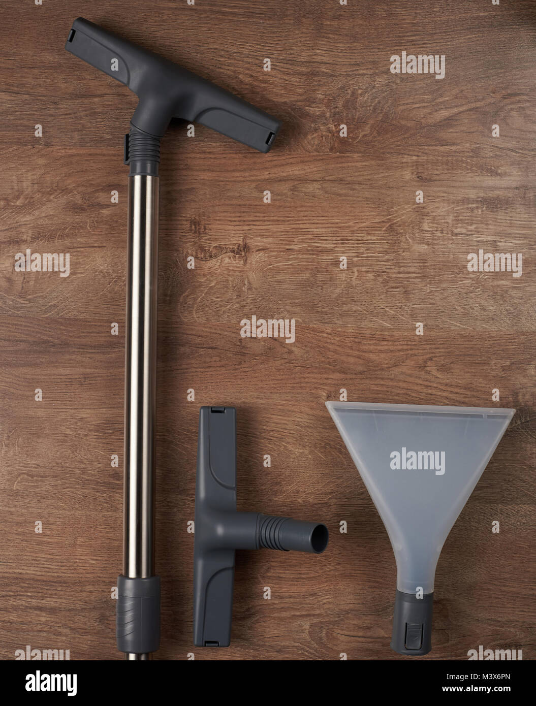 Set di utensili per la pulizia di pavimenti su sottofondo in legno sopra vista superiore Foto Stock