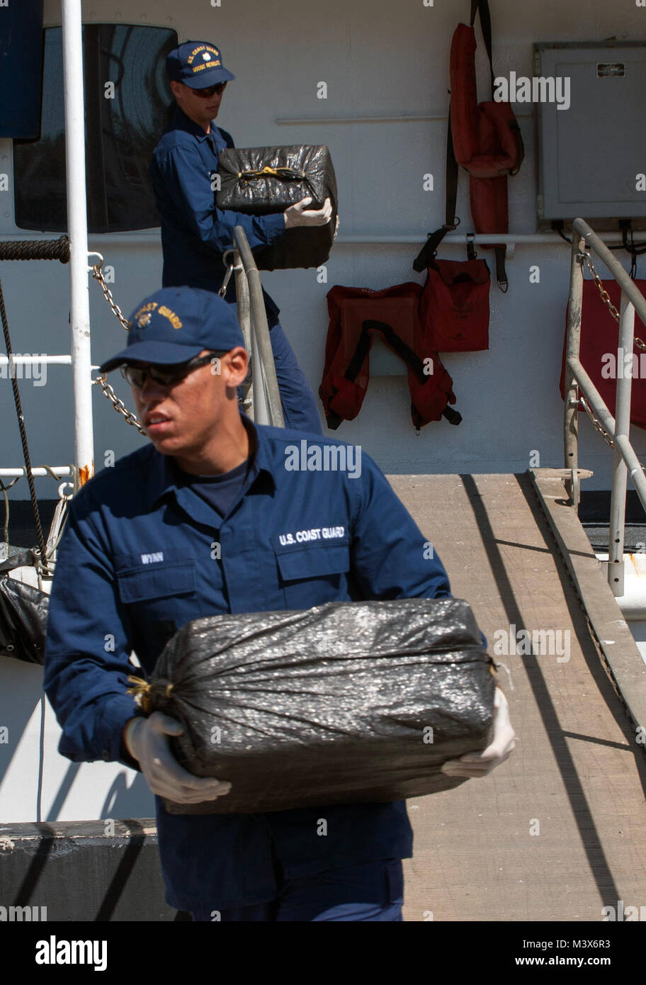 I membri dell'equipaggio a bordo del guardacoste risoluta, un 210-piede Reliance class cutter home-ported a San Pietroburgo, Fla., offload $12 milioni di commercio all'ingrosso che vale la pena di cocaina dopo il ritorno a casa da un 44-giorno deployment domenica 2 marzo, 2014, al settore. Questa proibizione è stata effettuata come parte del funzionamento Martillo, che è un componente del governo degli Stati Uniti è tutta di approccio del governo alla lotta contro l'uso della centrale di American marine come percorsi di trasbordo per il traffico illecito di droga e di armi e denaro contante. (U.S. Coast Guard foto di Sottufficiali di 2a classe di Michael De Nyse) 140302-G- Foto Stock