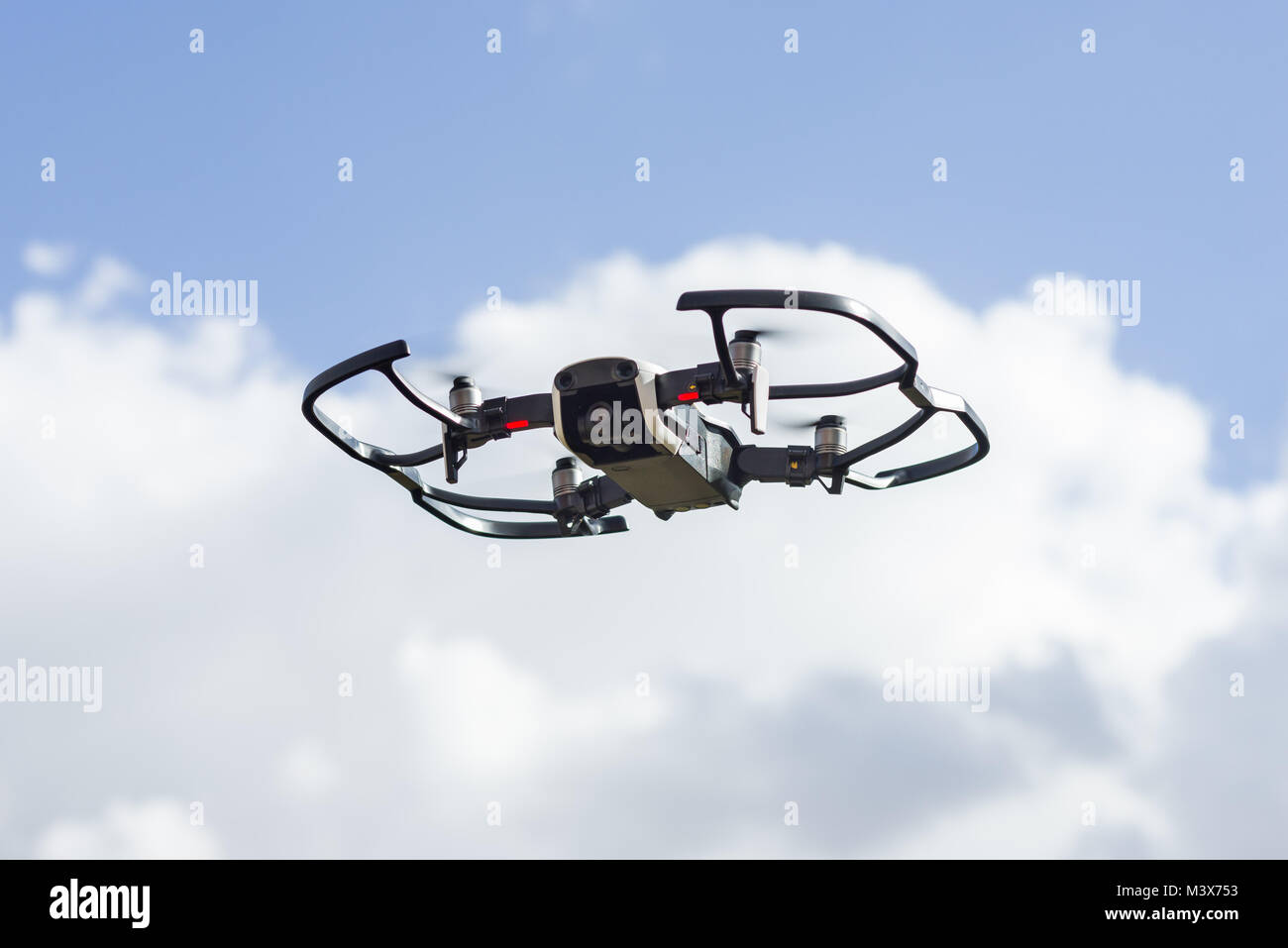 Un DJI Mavic aria drone in volo contro un cielo blu con nuvole Foto Stock