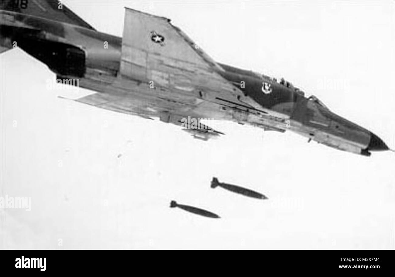 Il McDonnell Douglas F-4E migliorato il suo modello precedente con il nuovo J79-GE-17 per motori e una M61A1 Vulcan 20mm cannon. (U.S. Air Force foto) McDonnell Douglas F-4E DA AirmanMagazine Foto Stock