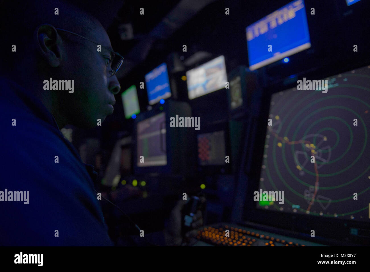 140731-N-MD297-023 OCEANO ATLANTICO (31 luglio 2014) - Controller Air-Traffic 1a classe Fernando Montes, assegnate al futuro Amphibious Assault nave USS America (LHA 6), sorge approach control guarda dalla nave anfibio del centro di controllo del traffico aereo (AATCC). Controllo di avvicinamento è responsabile per stabilire l'intervallo di aeromobile sul loro approccio finale alla nave. America sta attualmente viaggiando attraverso gli Stati Uniti. Comando del Sud e Stati Uniti 4a flotta area di responsabilità sul suo maiden transito, "America visiti le Americhe". L'America è la prima nave della sua classe, sostituendo il Tarawa-cla Foto Stock