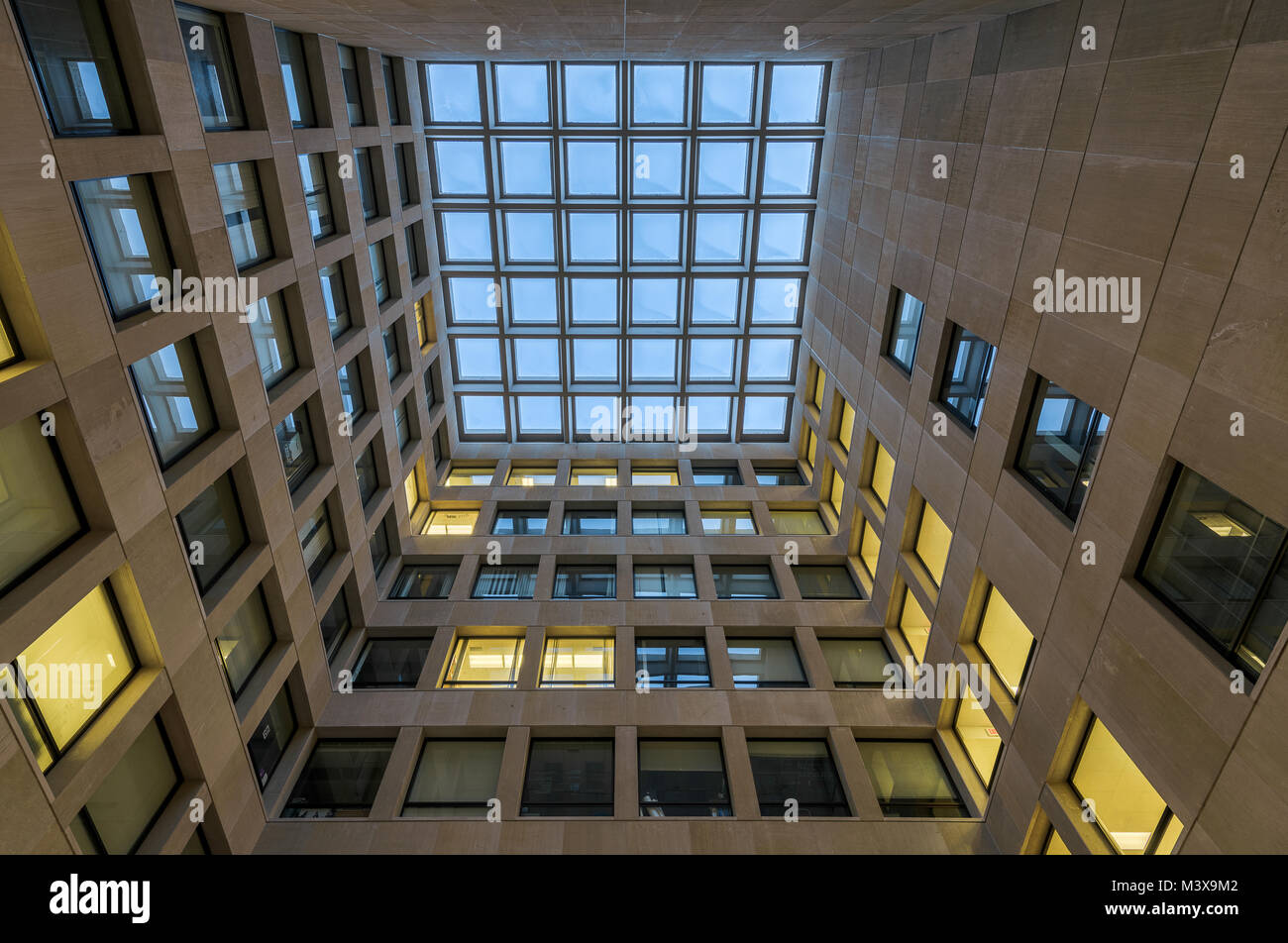 Vista astratta del Centre Court atriumof l edificio di psicologia presso l'Università dell'Illinois a Urbana-Champaign Foto Stock