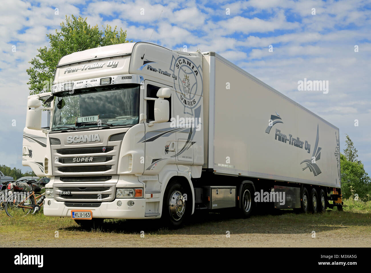 HATTULA, Finlandia - Luglio 12, 2014: Bianco Scania Super R440 semi carrello sul display a Tawastia carrello nel Weekend di Hattula, Finlandia Foto Stock