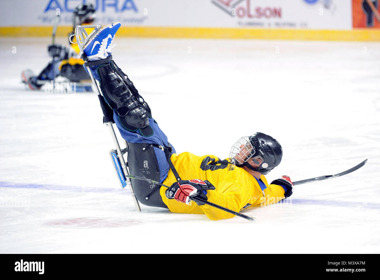 Corey Fairbanks di un locale a Colorado Springs sled squadra di hockey perde l'equilibrio durante la riproduzione di hockey su slitta all'arena mondiale in Colorado Springs Ott 2, 2014. Numerosi atleti impegnati nel 2014 Warrior Giochi Hockey su slitta con locale feriti guerrieri e ospiti come Fairbanks come una dimostrazione davanti al re de Los Angeles e Colorado Avalanche professional hockey gioco. (DoD News foto da EJ Hersom) 141002-D-DB155-025 dal DoD Notizie Foto Foto Stock