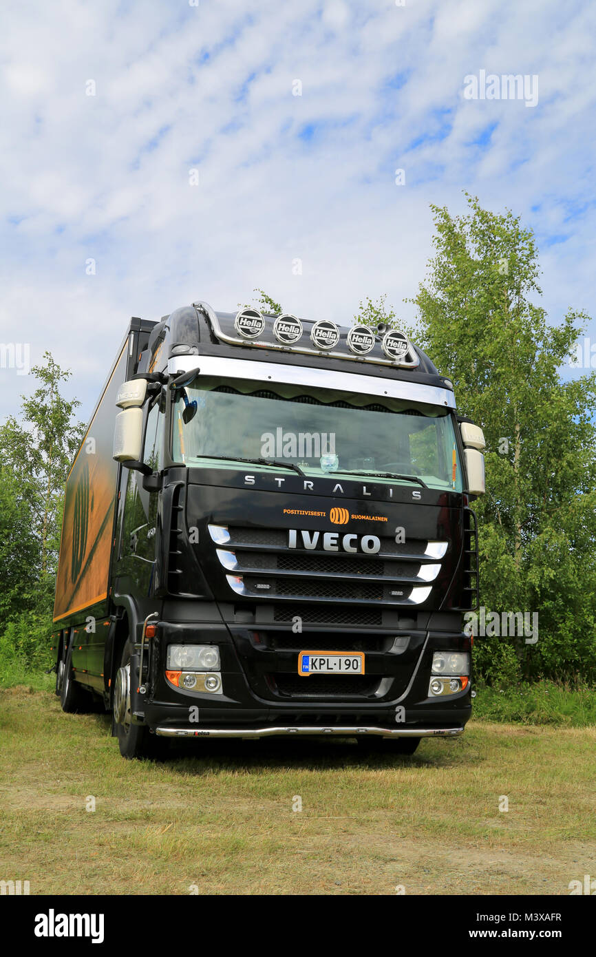 HATTULA, Finlandia - Luglio 12, 2014: Nero Iveco Stralis 450 camion con rimorchio sul display a Tawastia carrello nel Weekend di Hattula, Finlandia Foto Stock