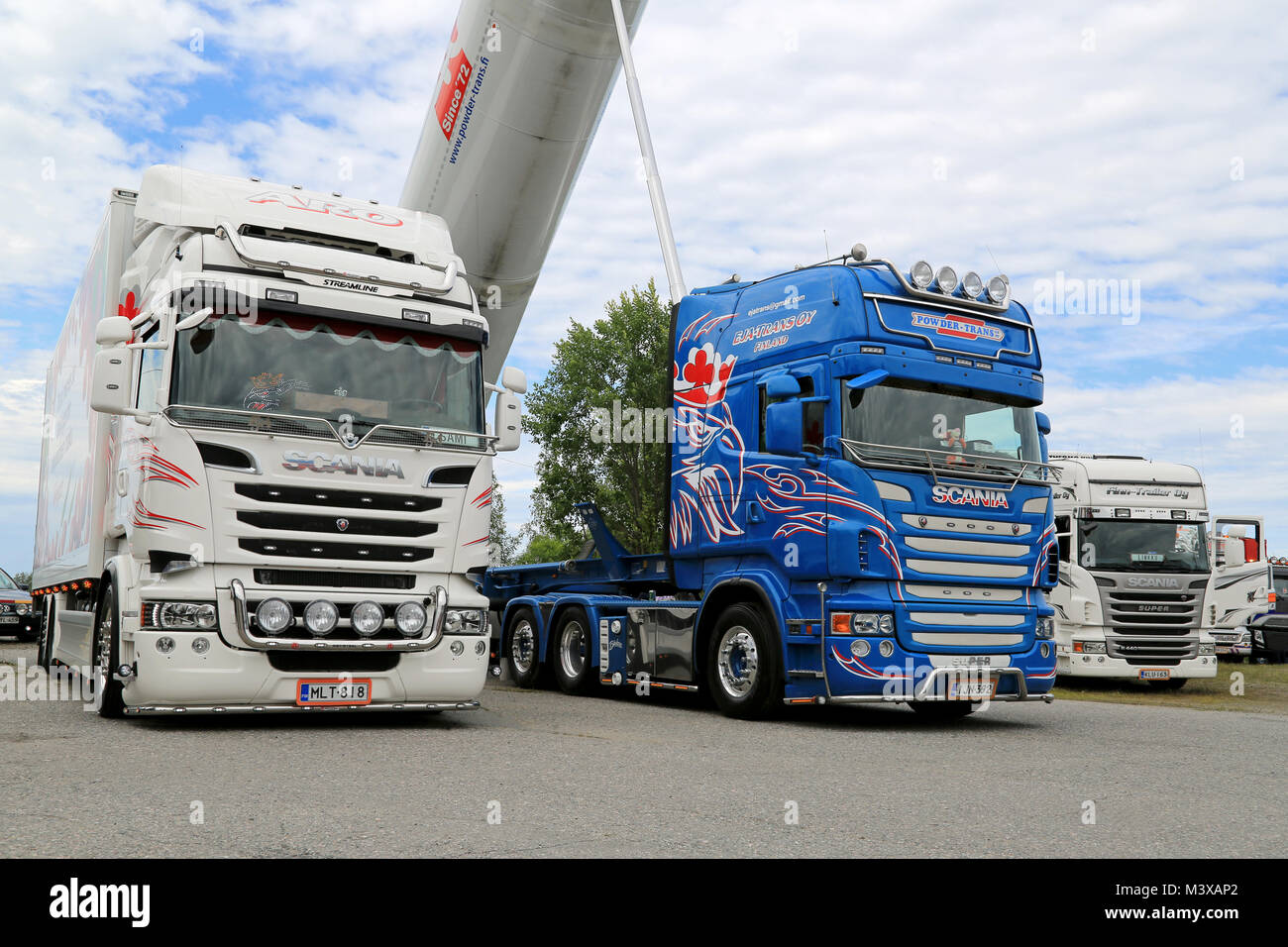HATTULA, Finlandia - Luglio 12, 2014: Tre Scania heavy show truck sul display a Tawastia carrello nel Weekend di Hattula, Finlandia. Foto Stock