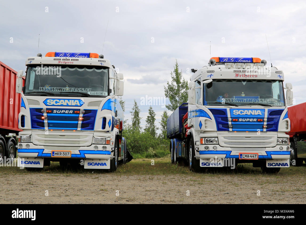 HATTULA, Finlandia - Luglio 12, 2014: due Scania cassone ribaltabile sul display a Tawastia carrello nel Weekend di Hattula, Finlandia. Foto Stock