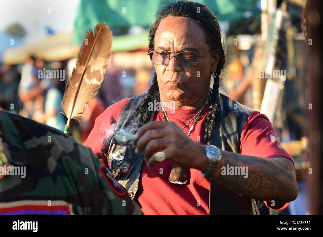 141108-D-FW736-023 -- Tony Littlehawk, Cherokee tribù degli stati e dei nativi americani Associazione dei veterani di consigliere spirituale e Sun Walker e un esercito veterano del Vietnam da Marshall, Texas esegue la pulizia spirituale e di preghiera con il bianco salvia che egli sceglie personalmente se stesso durante il Native American veterani dell Associazione dei veterani di annuale di apprezzamento e la Giornata del Patrimonio Pow Wow in South Gate, California, nov. 8 e 9th. Più di 4 mila persone rappresentato la loro tribù e i loro rispettivi servizio militare rami con inter-tribal musica, danza, arti e mestieri e storytelling durante la due-da Foto Stock