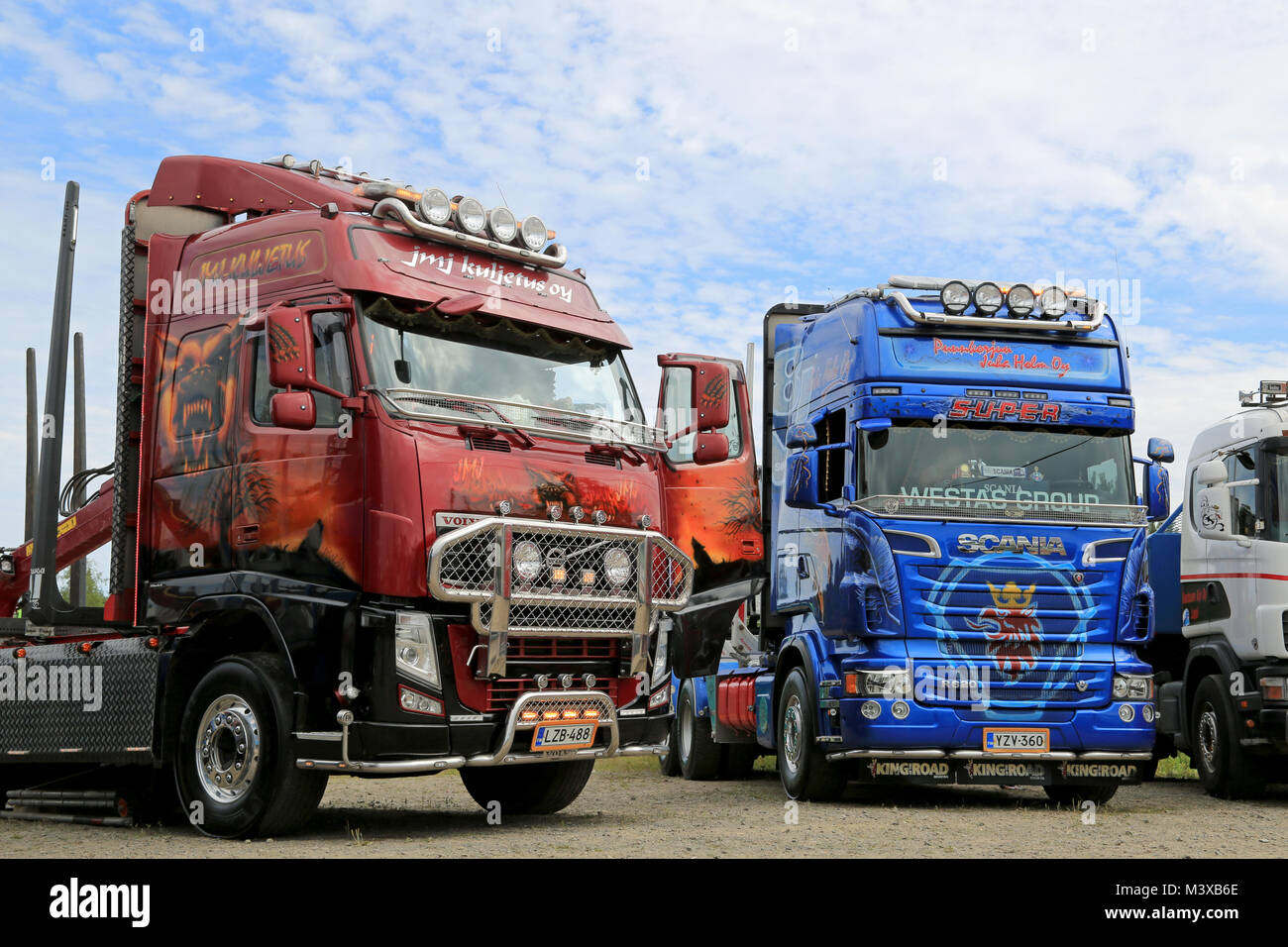 HATTULA, Finlandia - Luglio 12, 2014: FH Volvo e Scania R620 Legname camion mostra sul display a Tawastia carrello nel Weekend di Hattula, Finlandia. Foto Stock