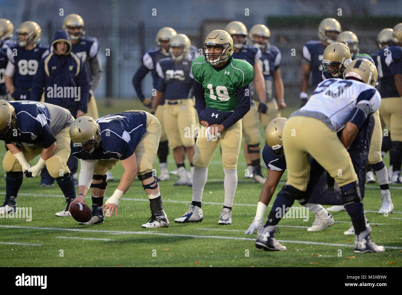 141203-D-FW736-016 -Junior quarterback, Keenan Reynolds, un membro della Marina aspiranti guardiamarina football team, trapani con il suo reato sul campo pratica in preparazione per la 115esercito annuale/Navy gioco di calcio. Le aspiranti guardiamarina dall'Accademia Navale degli Stati Uniti ad Annapolis, Maryland, prepararsi per le loro prossime gridiron battaglia contro i cadetti di l'Accademia Militare degli Stati Uniti a West Point, New York, all'Accademia Navale impianto per la pratica durante una gelida, wet dicembre sera. La 115esercito annuale/Navy gioco di vaiolatura i Cavalieri Neri da esercito contro i Naval aspiranti guardiamarina sarà pla Foto Stock